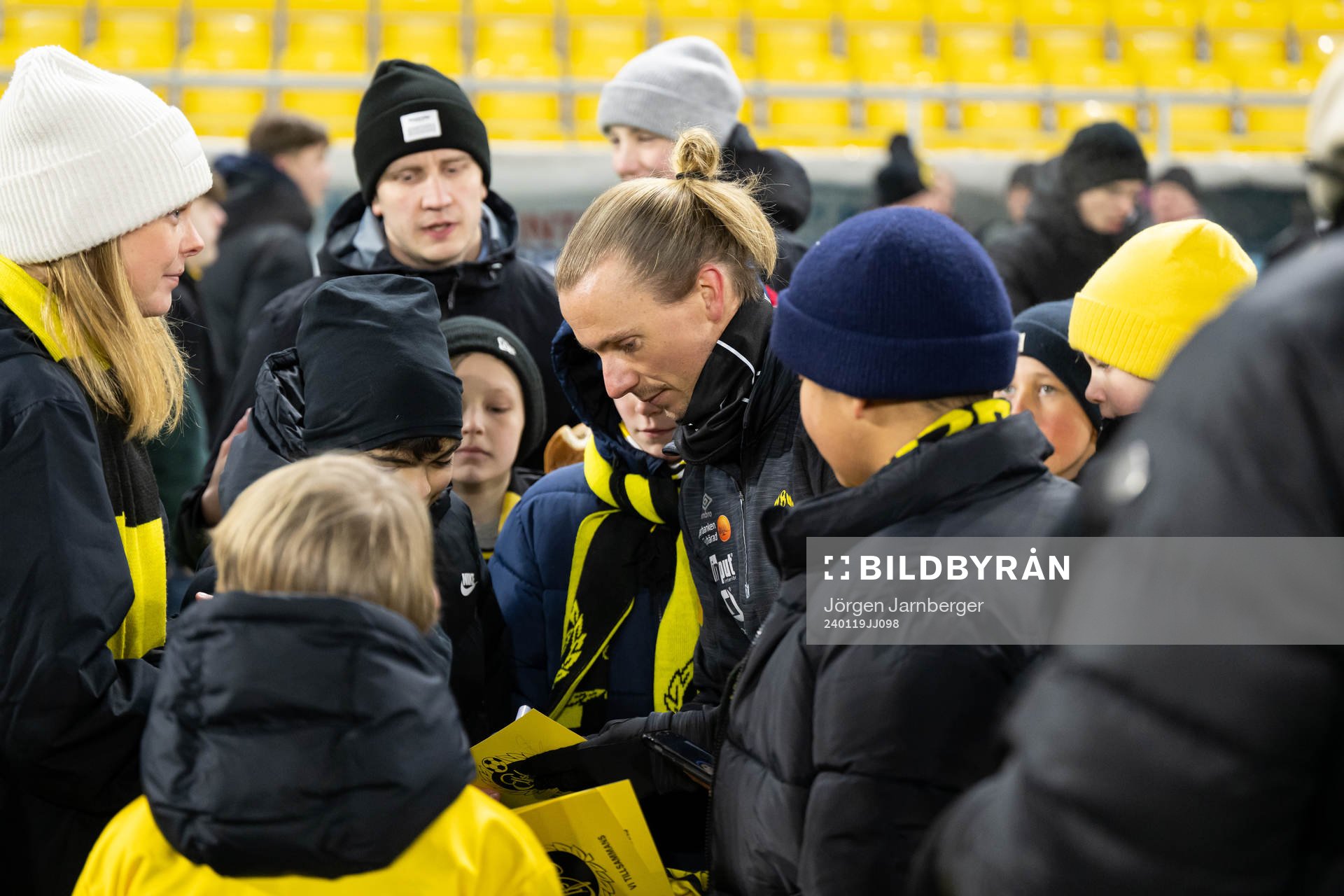Niklas Hult minglar med supportrar