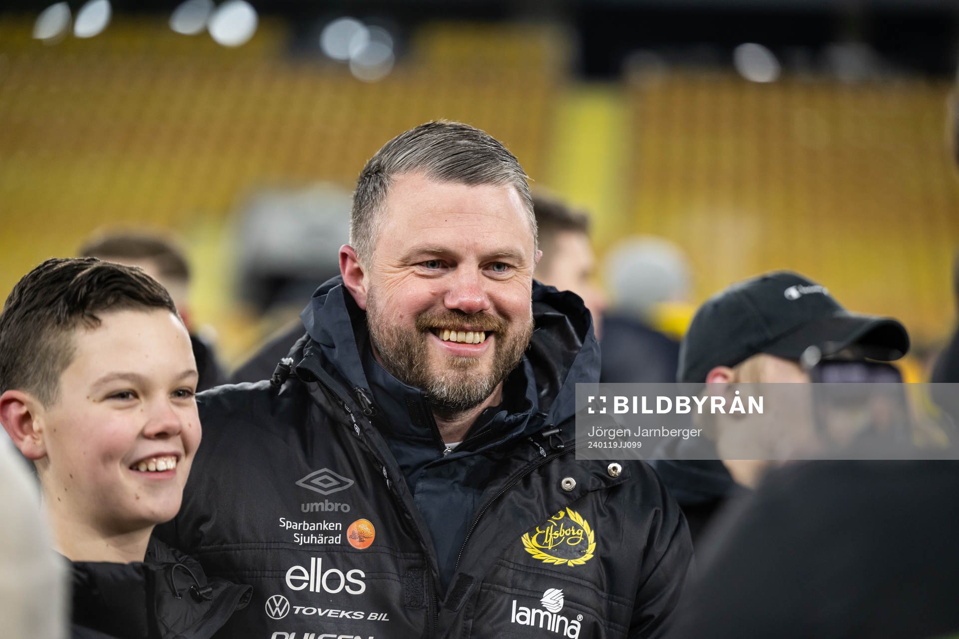 Manager Jimmy Thelin minglar med supportrar