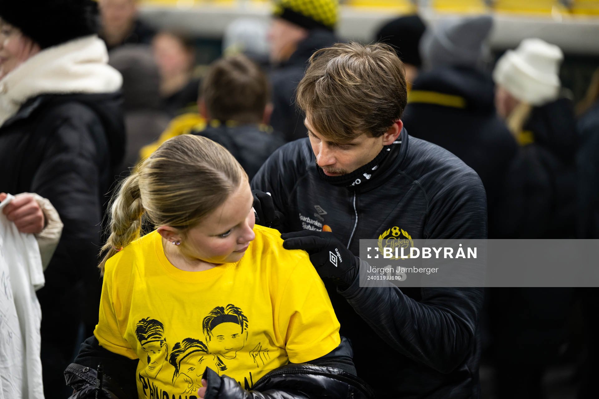 Simon Hedlund minglar med supportrar