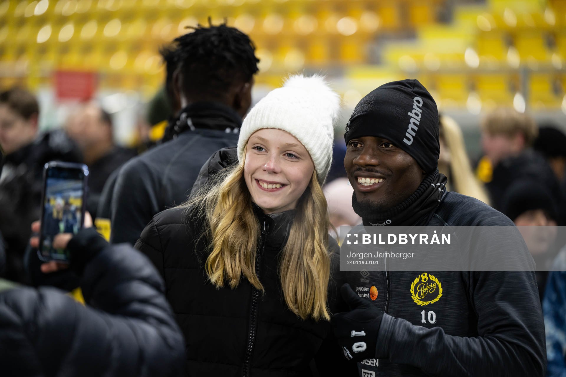 Michael Baidoo minglar med supportrar