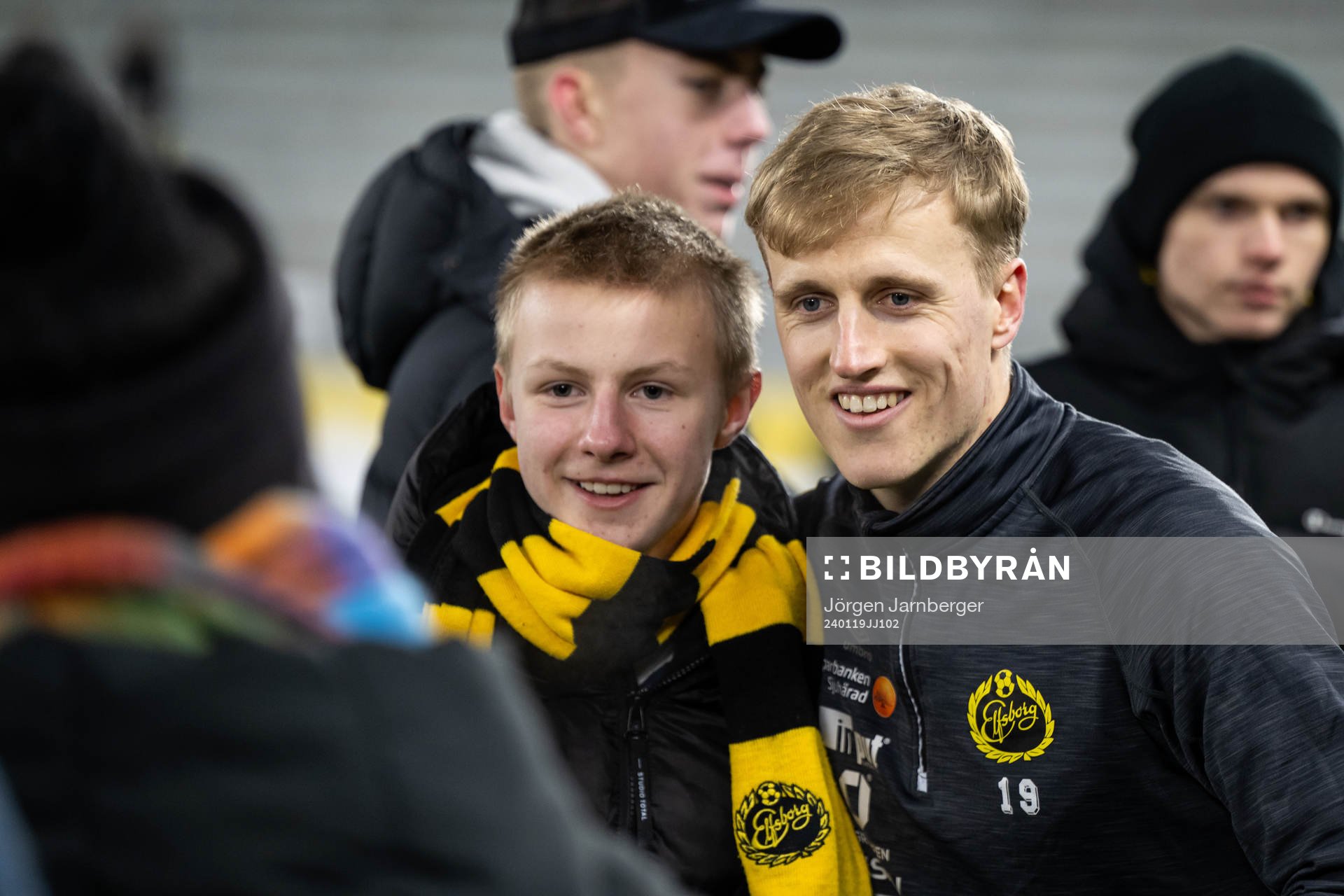 Jeppe Møldrup Okkels minglar med supportrar