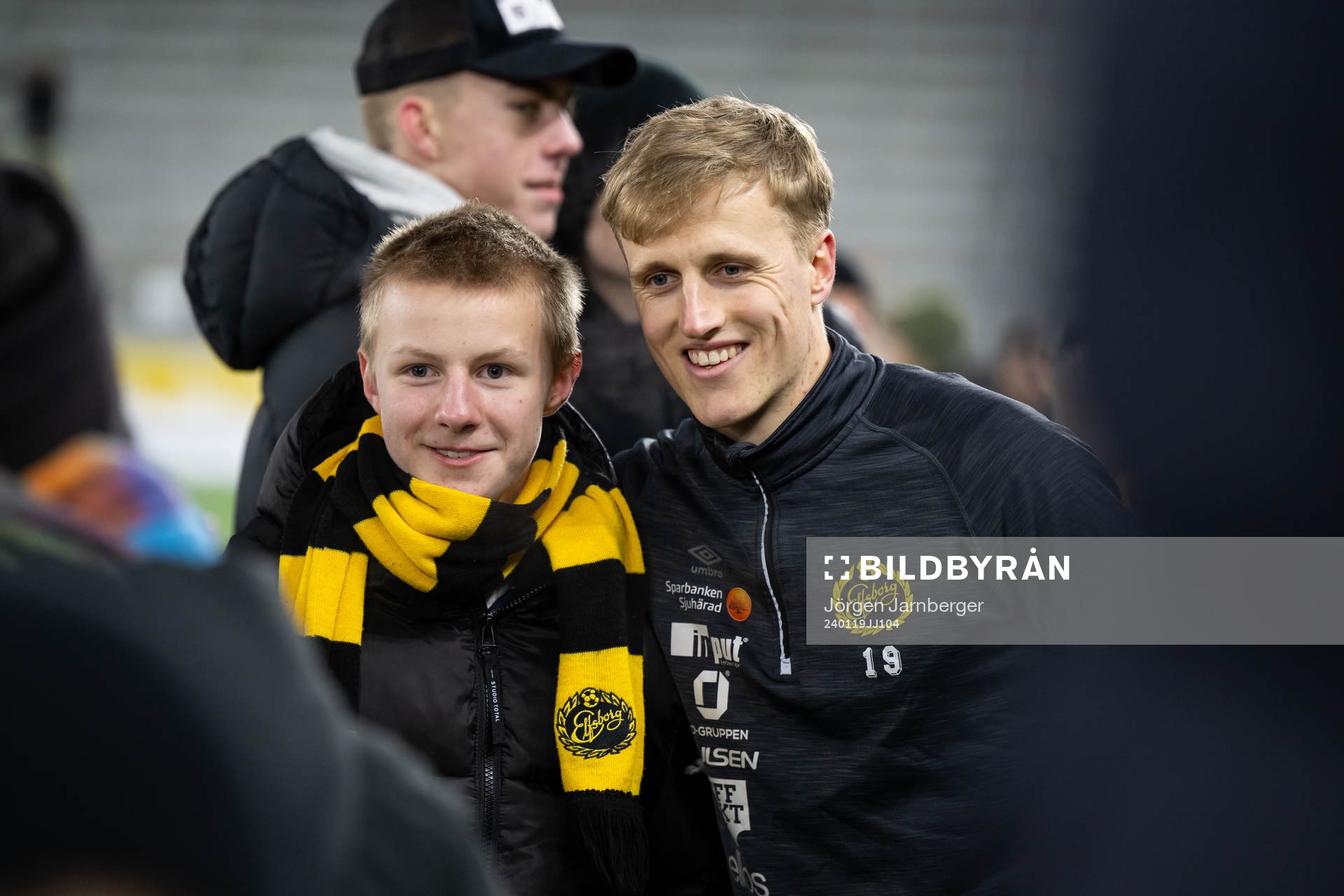 Jeppe Møldrup Okkels minglar med supportrar