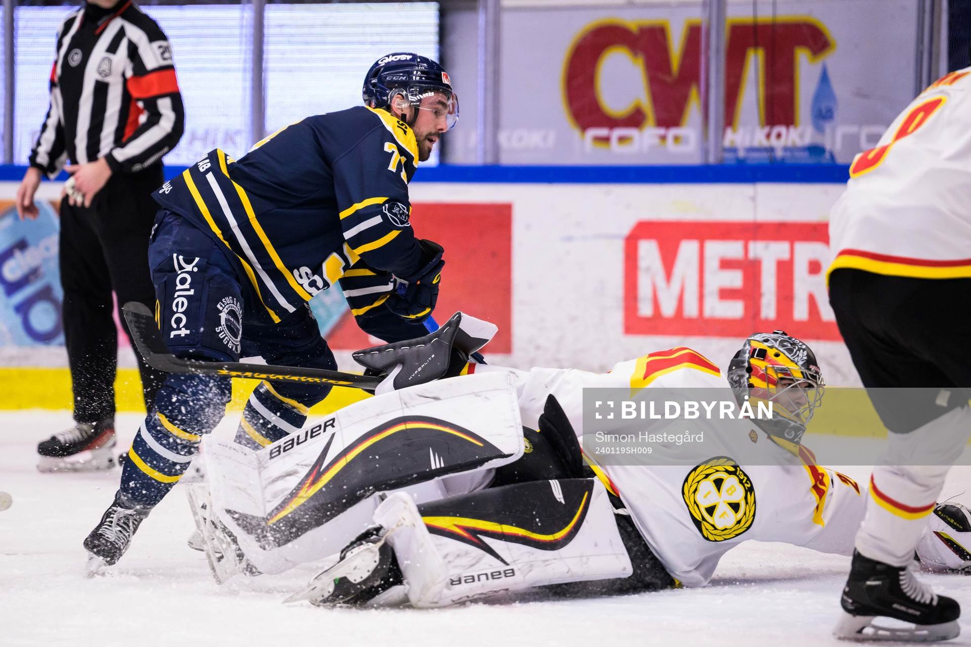 Södertäljes Dominic Turgeon och Brynäs målvakt Damian