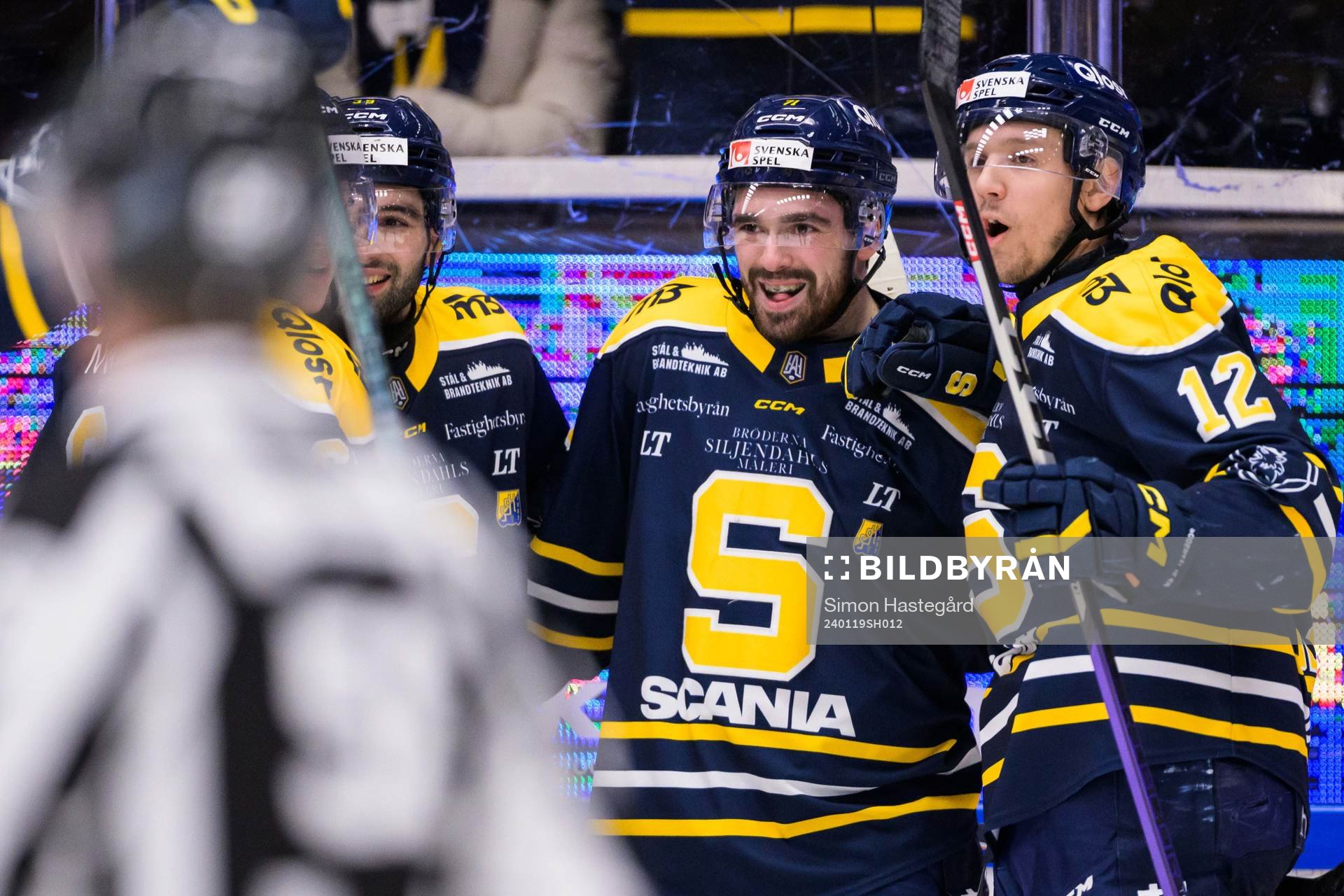 Södertäljes Dominic Turgeon jublar med lagkamrater