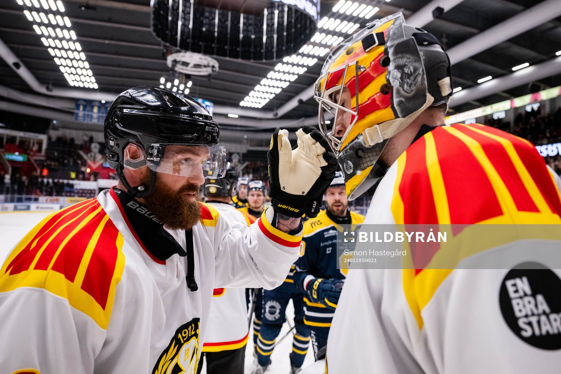 Brynäs Jordie Benn och målvakt Damian Clara jublar