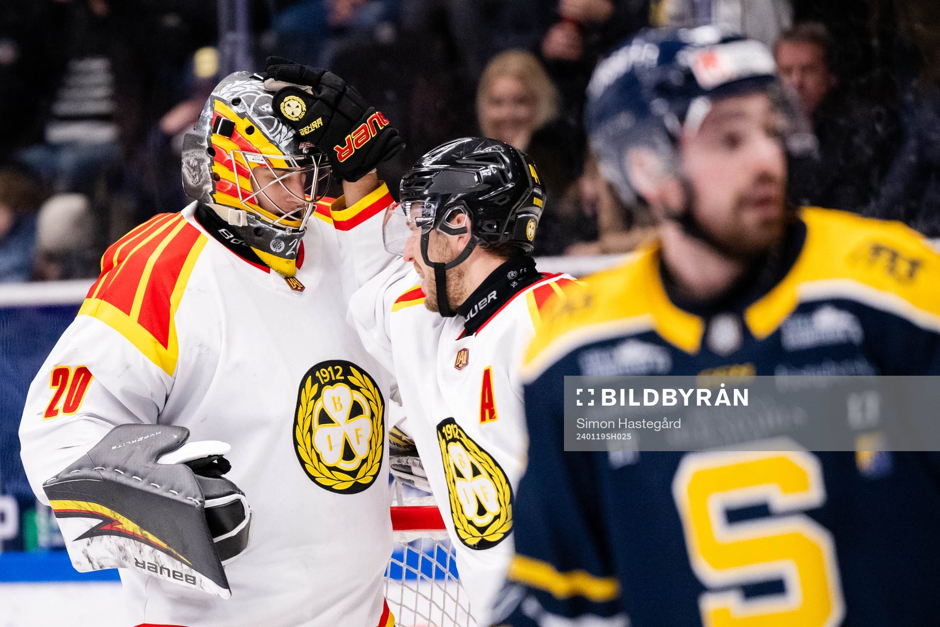 Brynäs målvakt Damian Clara och Jacob Blomqvist  jublar