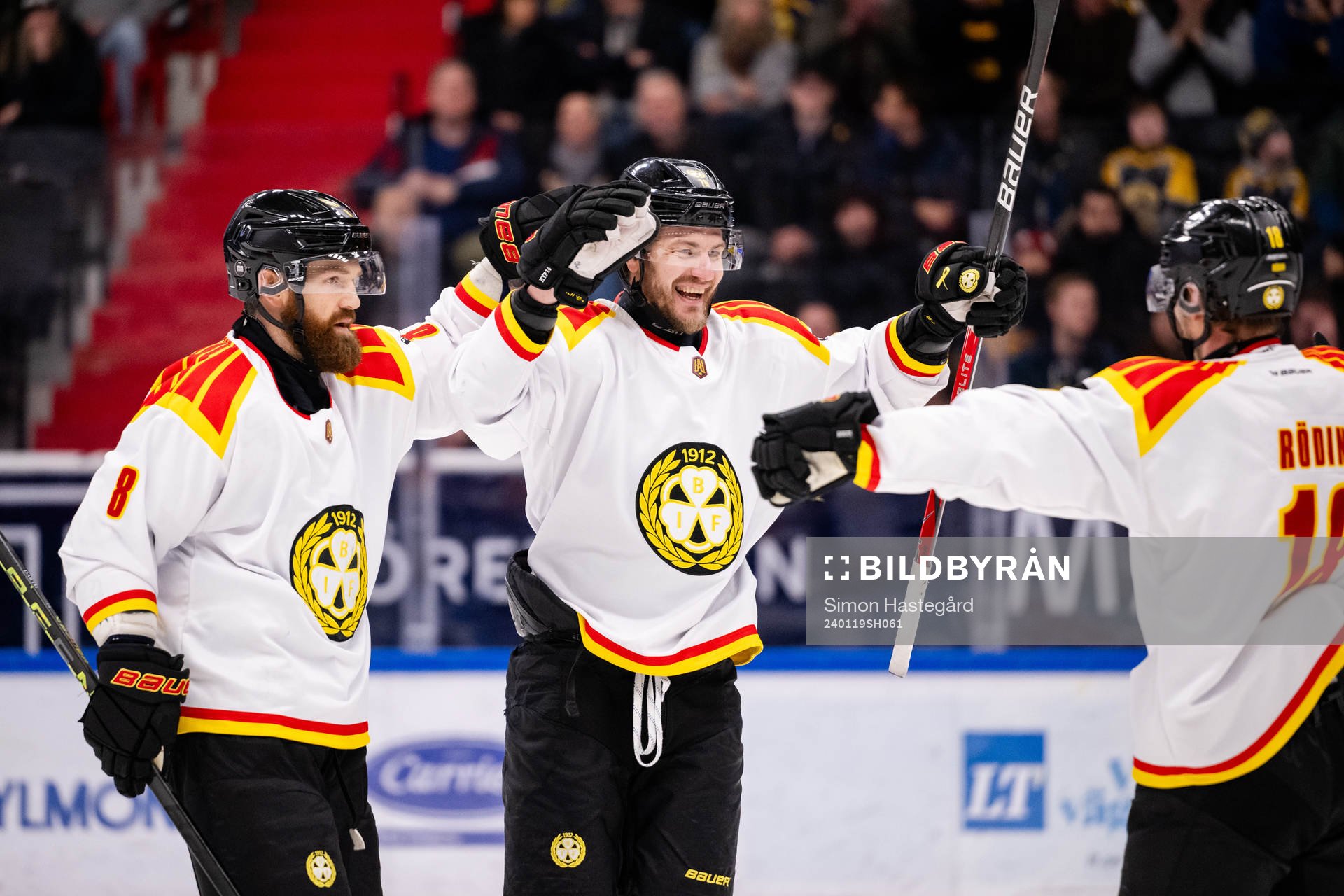 Brynäs Jordie Benn och Miks Indrasis jublar