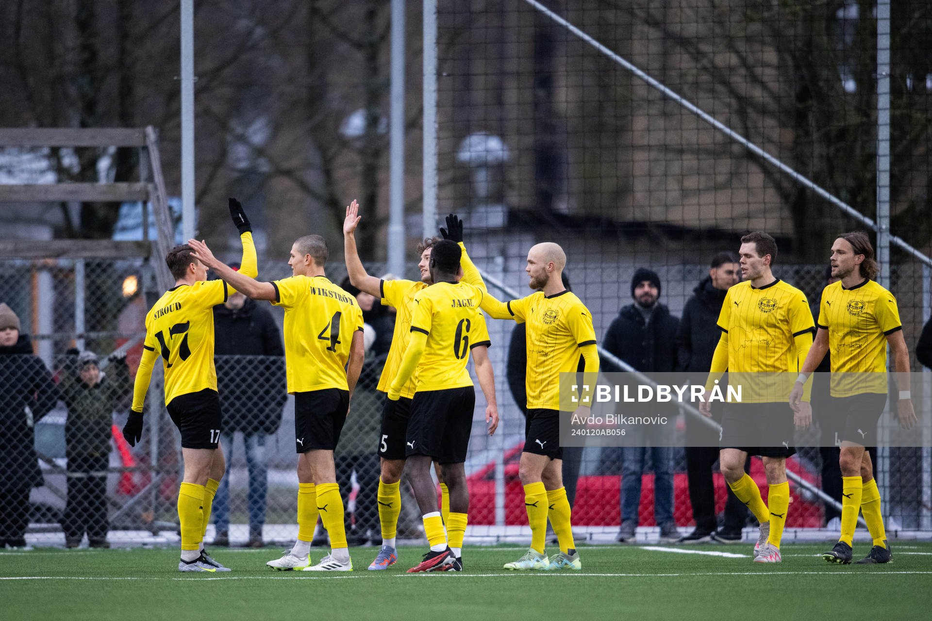 Mjällbys spelare jubler under fotbollsmatchen i träningsmatchen mellan Landskrona BOIS och Mjällby den 20 januari 2024 i Landskrona.