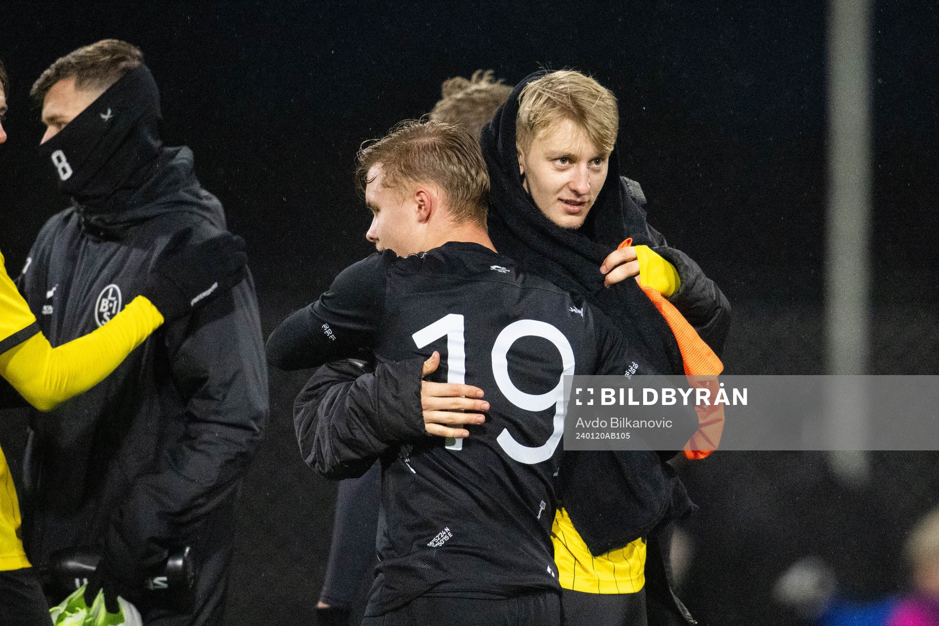 Landskronas Vincent Sundbergoch Mjällbys Elliot Stroud efter fotbollsmatchen i träningsmatchen mellan Landskrona BOIS och Mjällby den 20 januari 2024 i Landskrona.