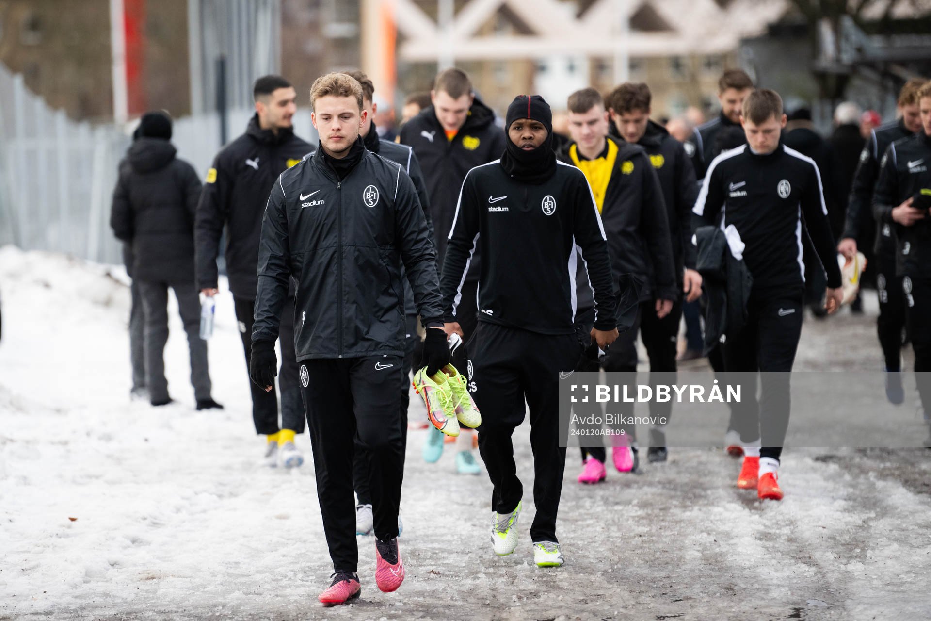 Mjällbys spelare på väg mot fotbollsplanen