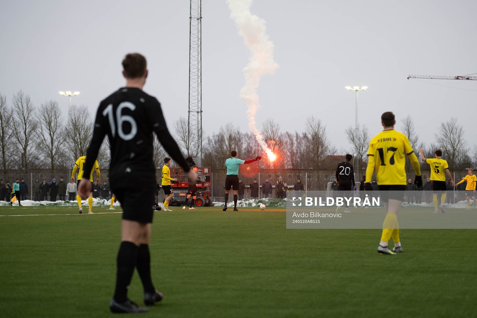 En smällare på väg ner till fotbollsplanen