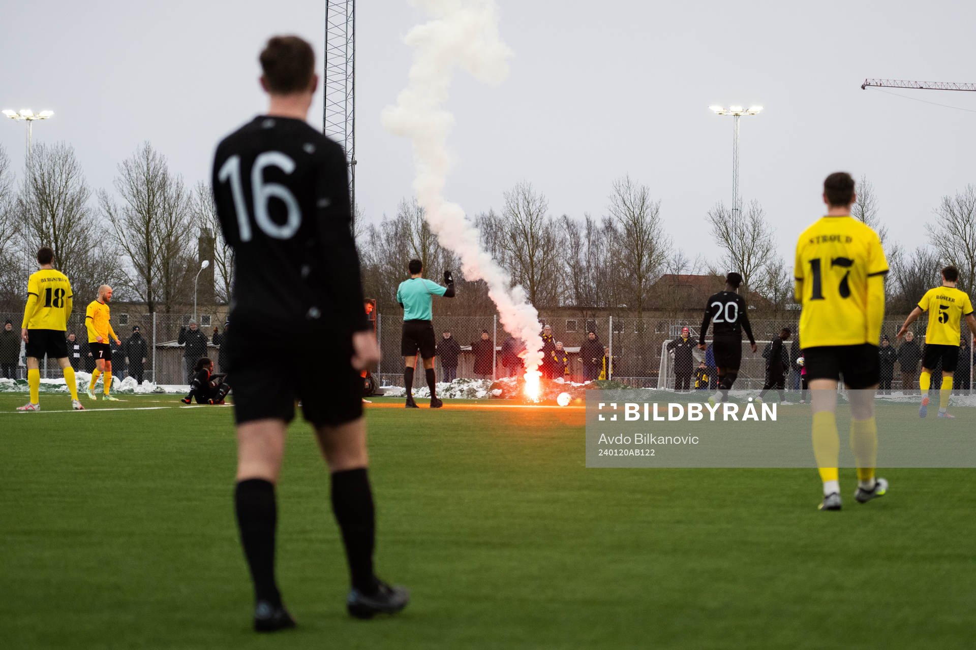 En smällare på väg ner till fotbollsplanen