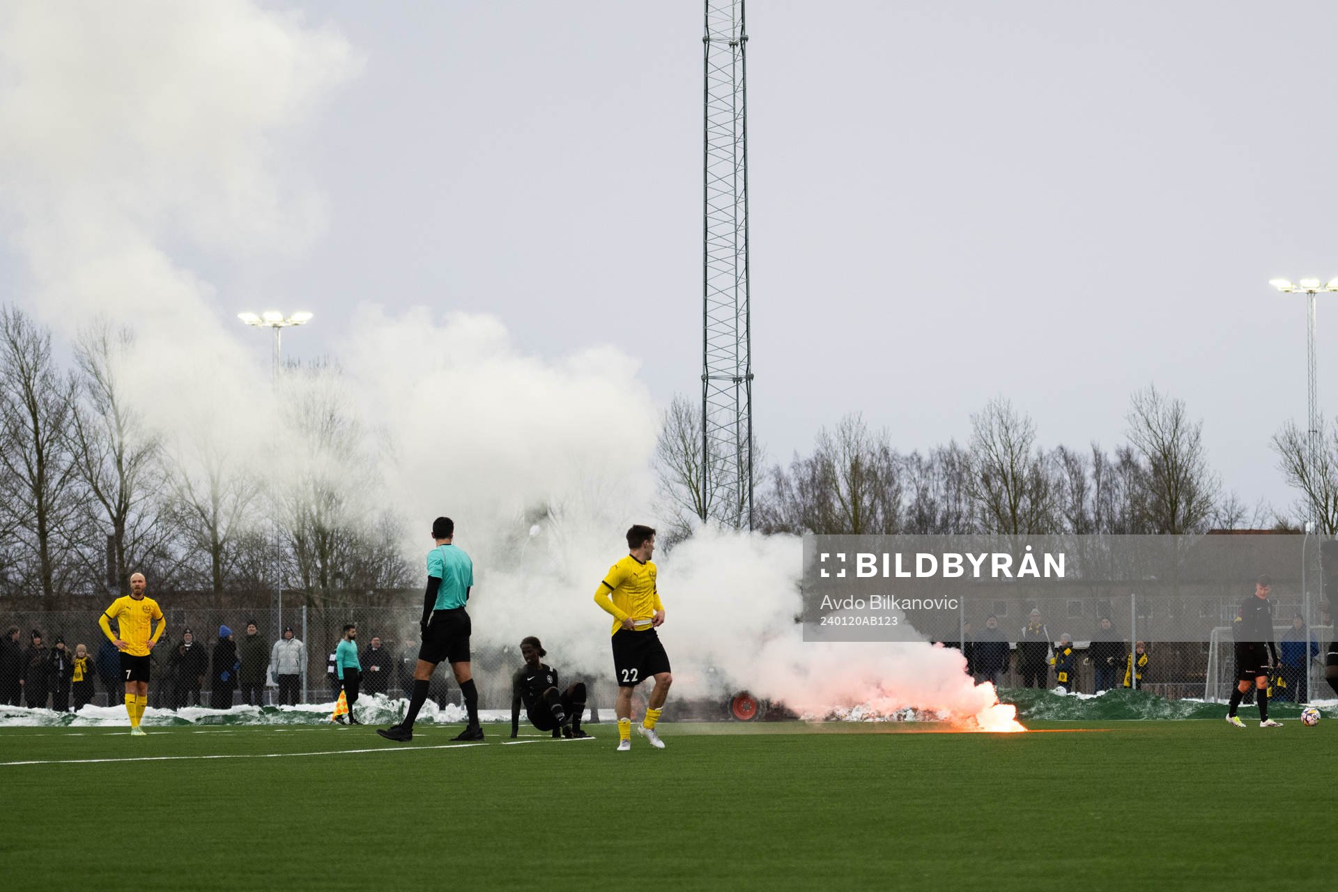 En brinner i gräsmattan på fotbollsplanen