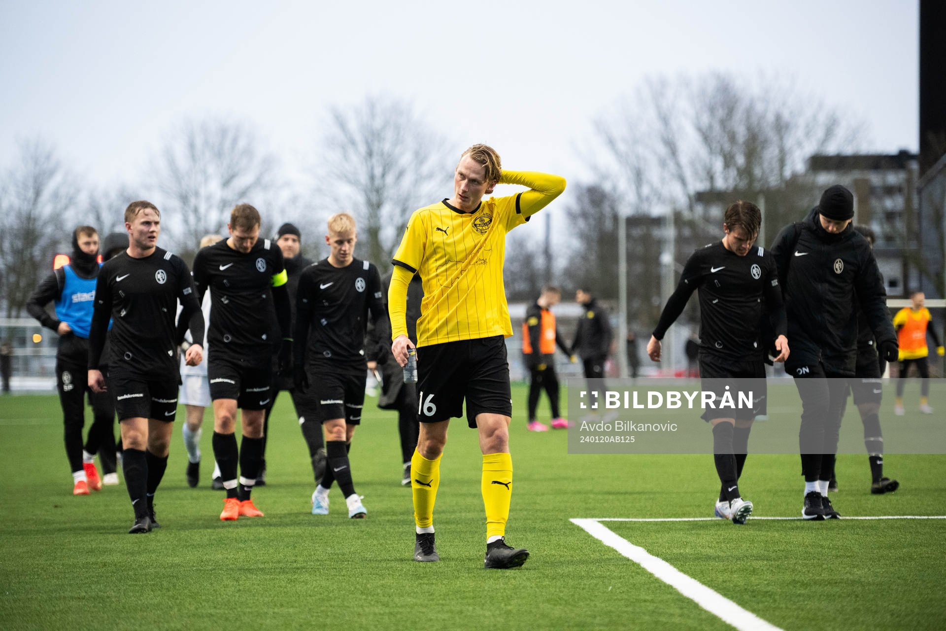 Mjällbys Alexander Johansson framför Landskronas spelare