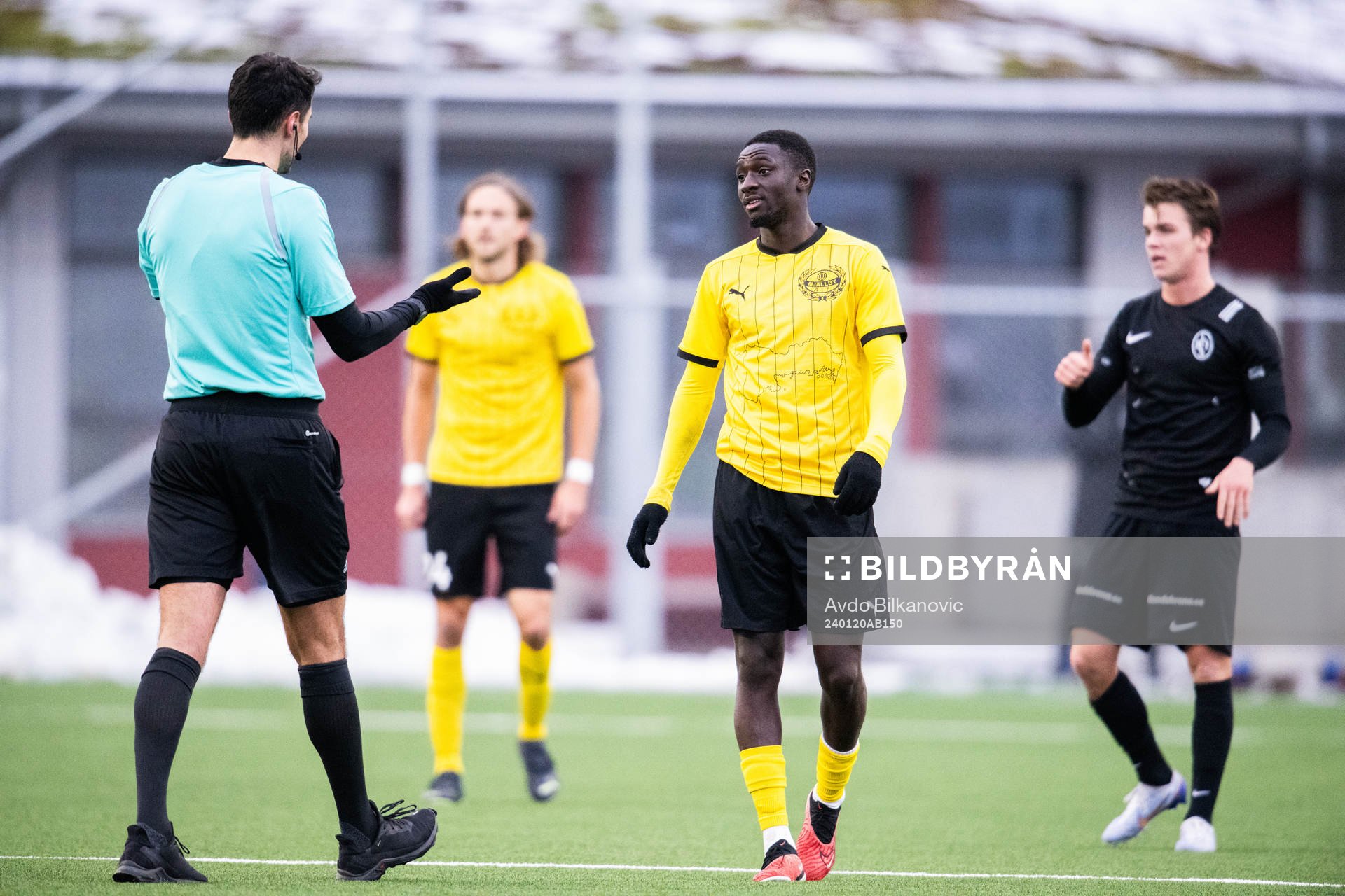 Mjällbys Immam Janne i samtal med domare Adi Aganovic