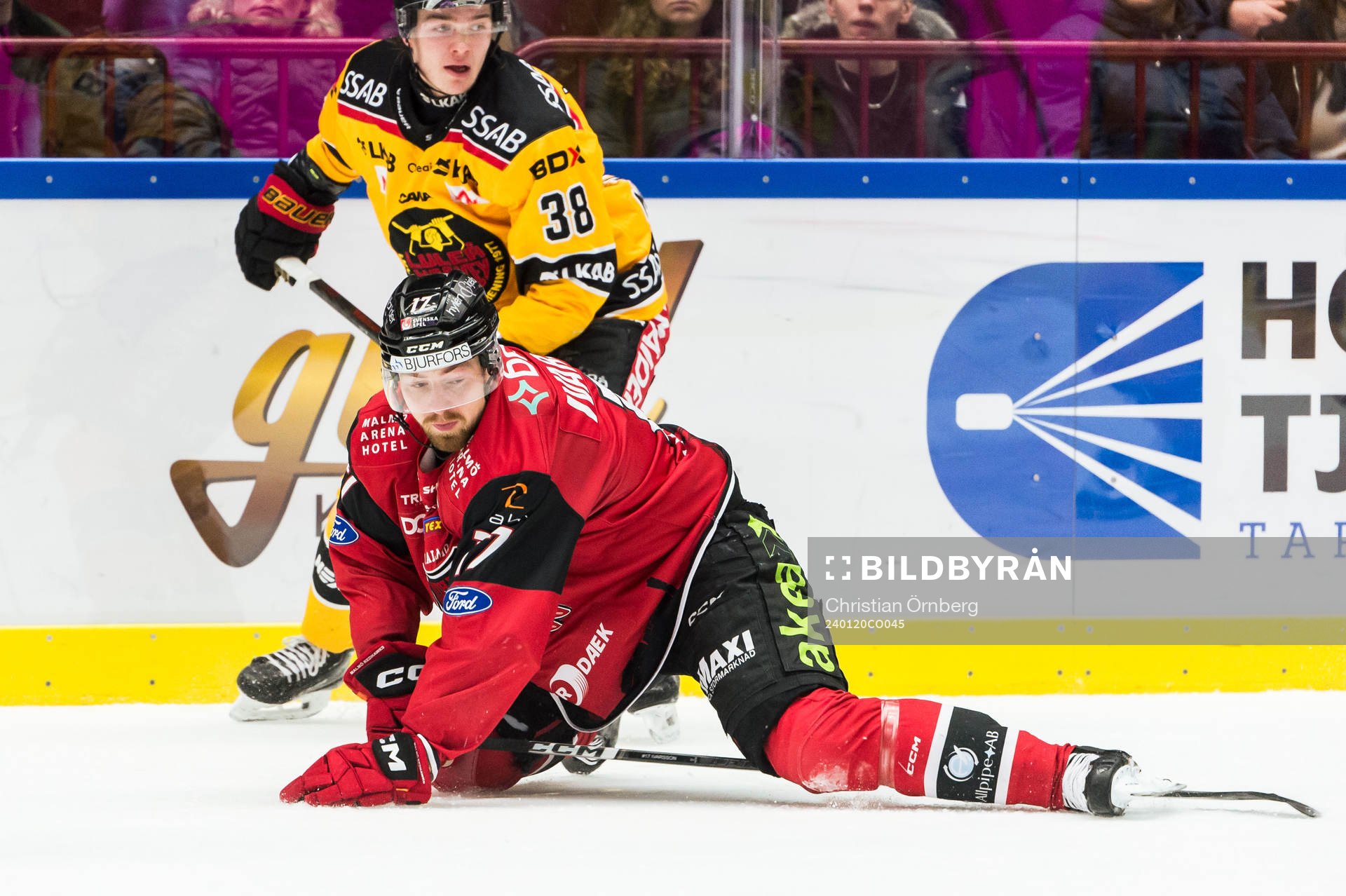 Malmö Redhawks Johan Ivarsson och Luleås Olli Nikupeteri