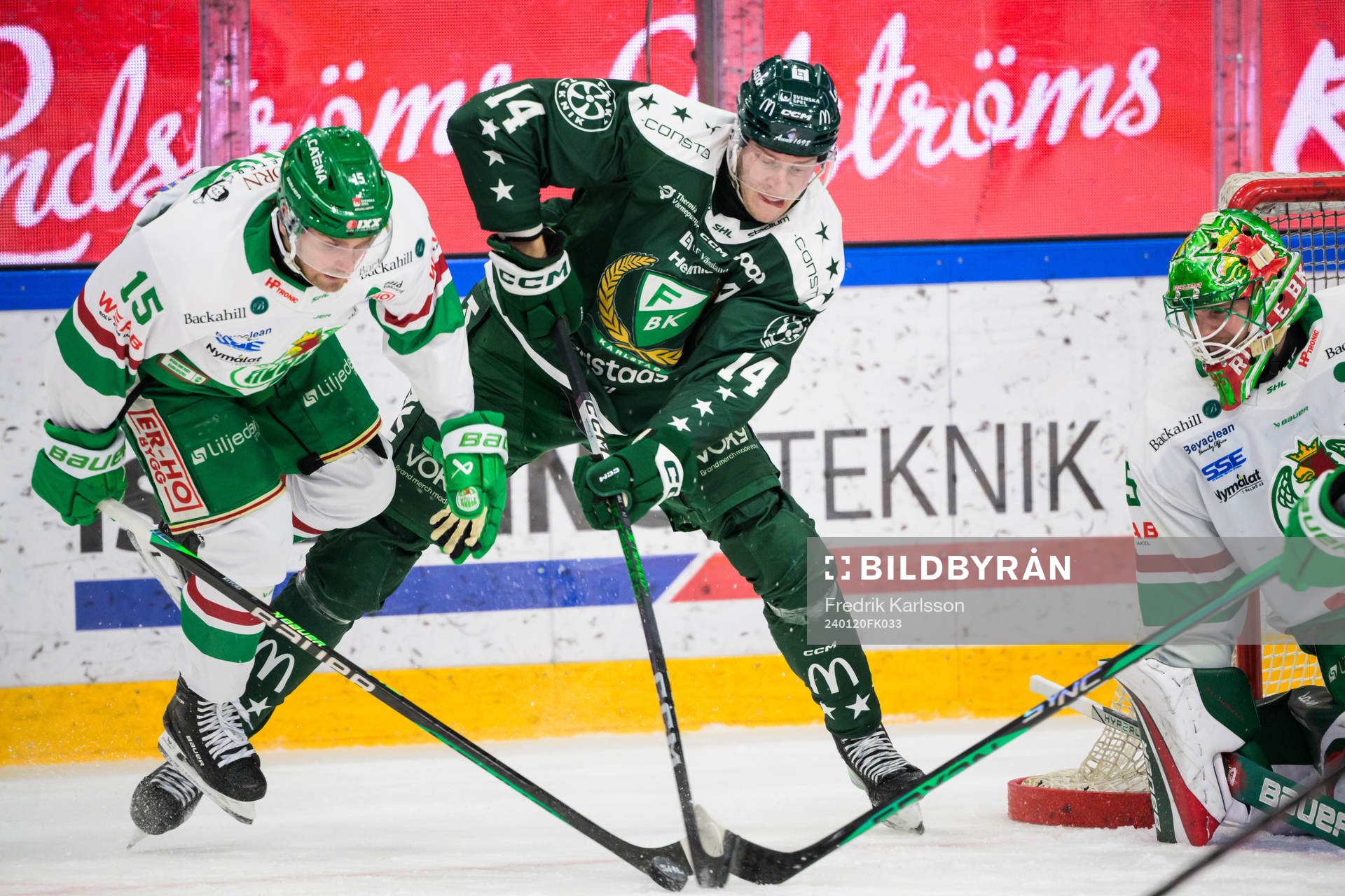 Färjestads Victor Ejdsell i en kamp mot Rögles Simon