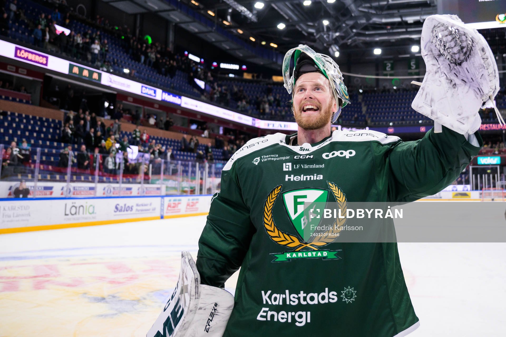 Färjestads målvakt Victor Brattström jublar