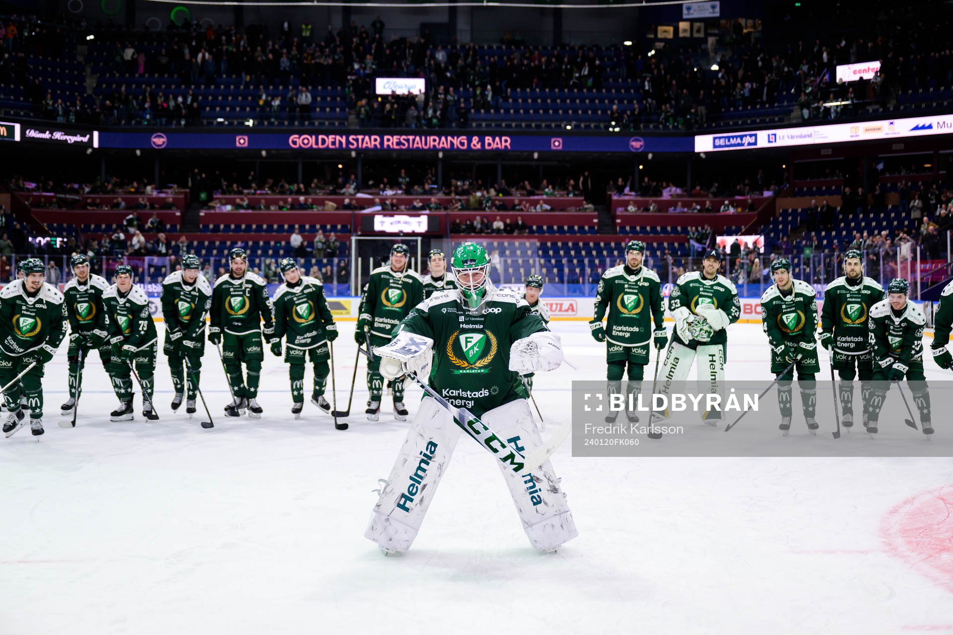 Färjestads målvakt Victor Brattström jublar med