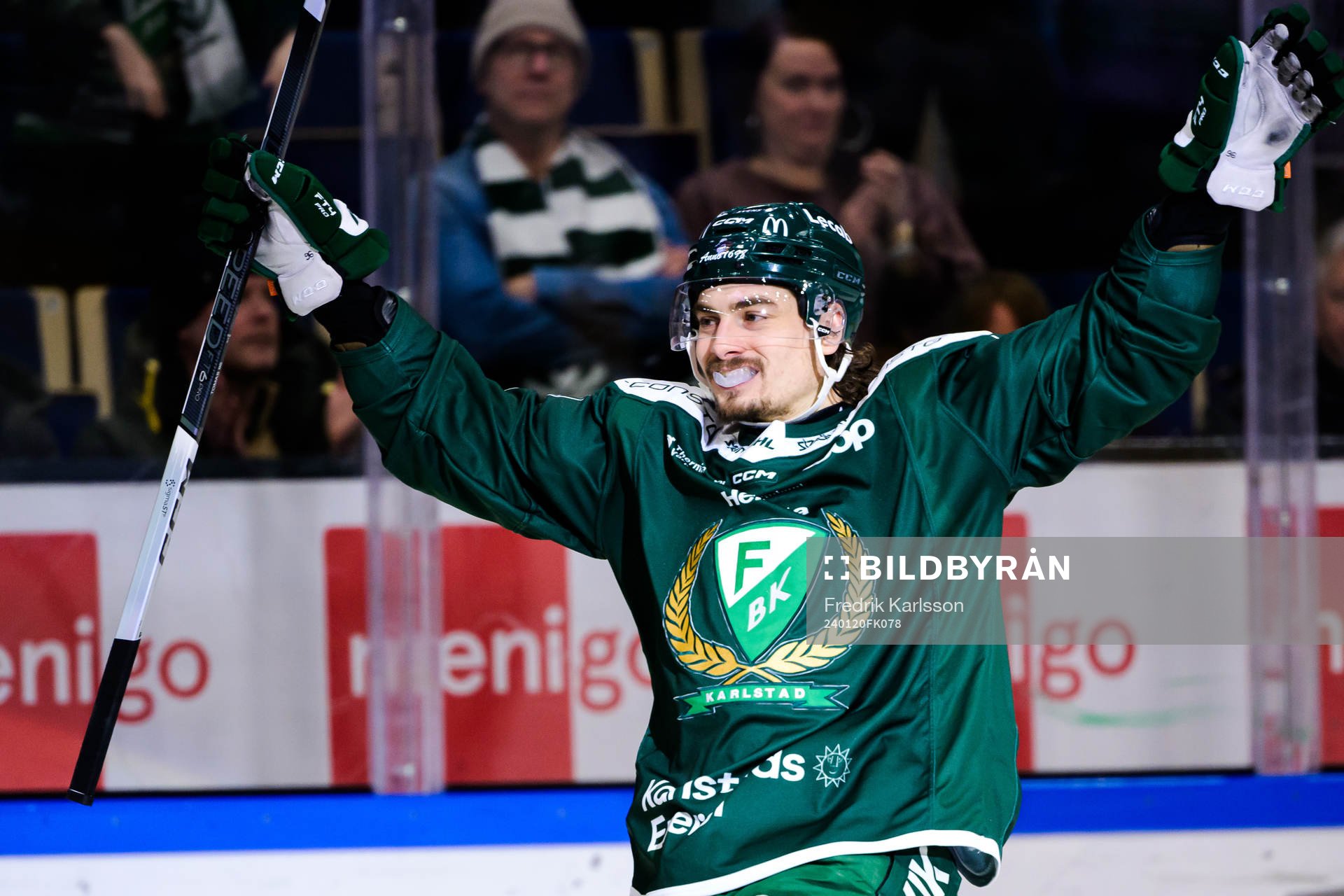 Färjestads David Tomasek jublar