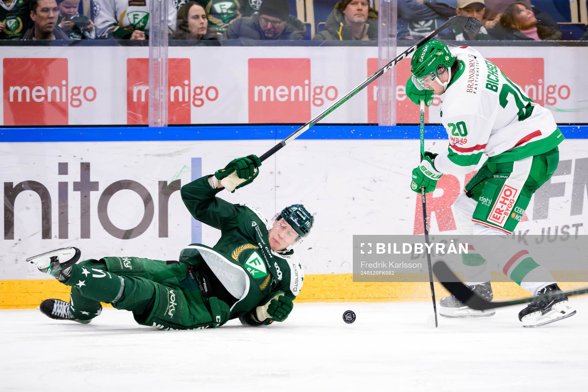 Färjestads Victor Ejdsell och Rögles Lian Bichsel