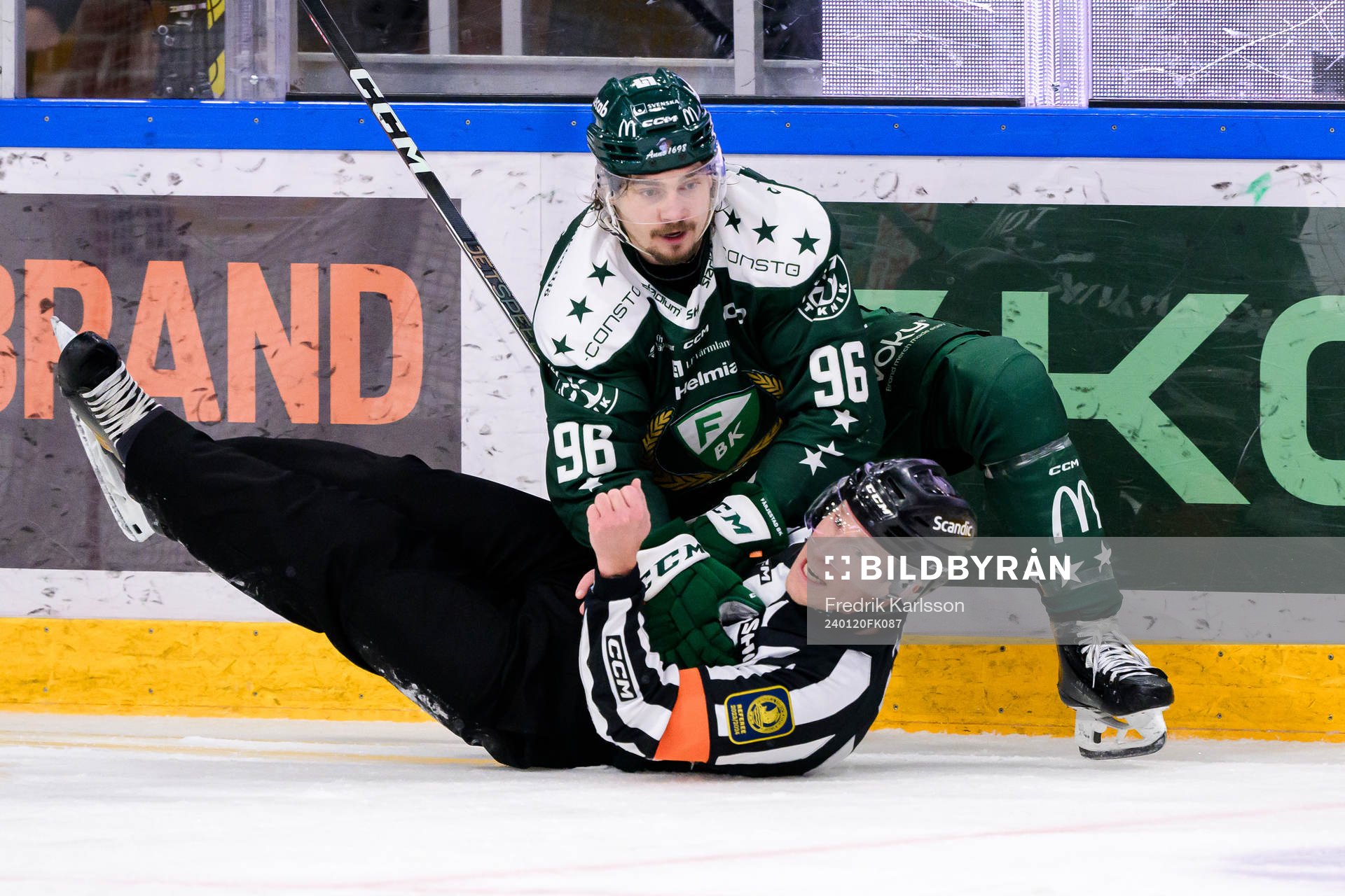 Färjestads David Tomasek och Domare Tobias Björk