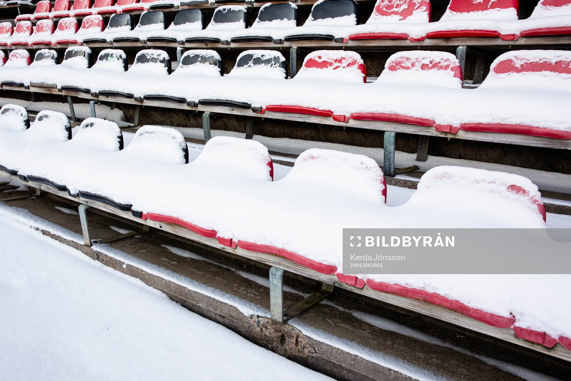 Snö över stolar på läktare på Grimsta IP inför en träningsmatch i fotboll mellan Brommapojkarna och Djurgården den 20 januari 2024 i Stockholm. 