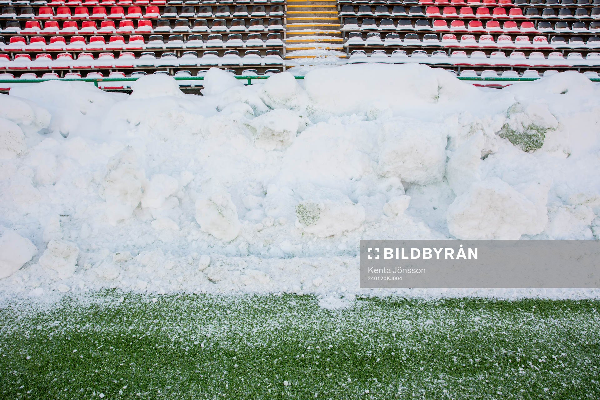 Snö vid en läktare på Grimsta IP inför en träningsmatch i fotboll mellan Brommapojkarna och Djurgården den 20 januari 2024 i Stockholm.