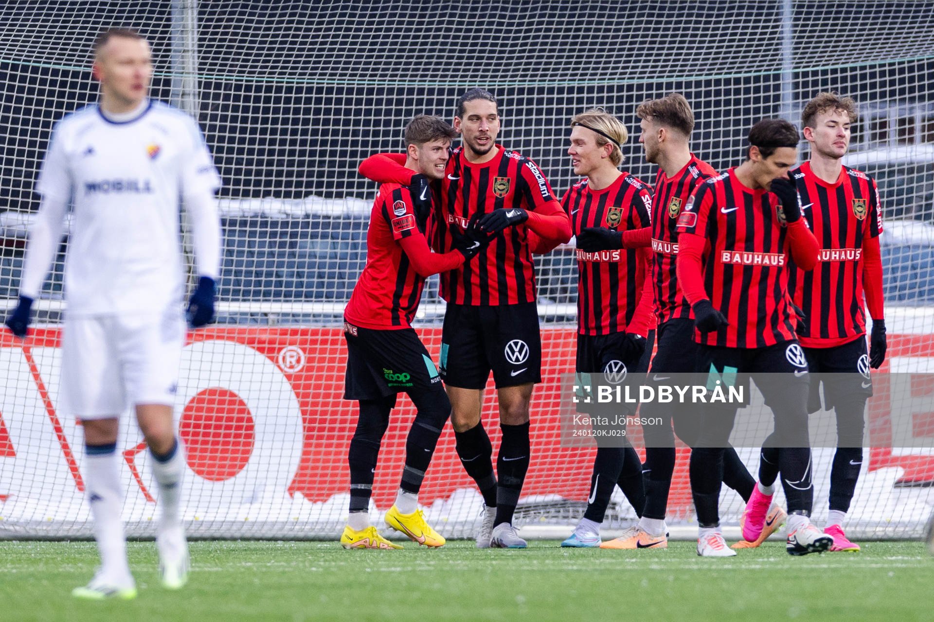 Brommapojkarnas spelare jublar med Nikola Vasic