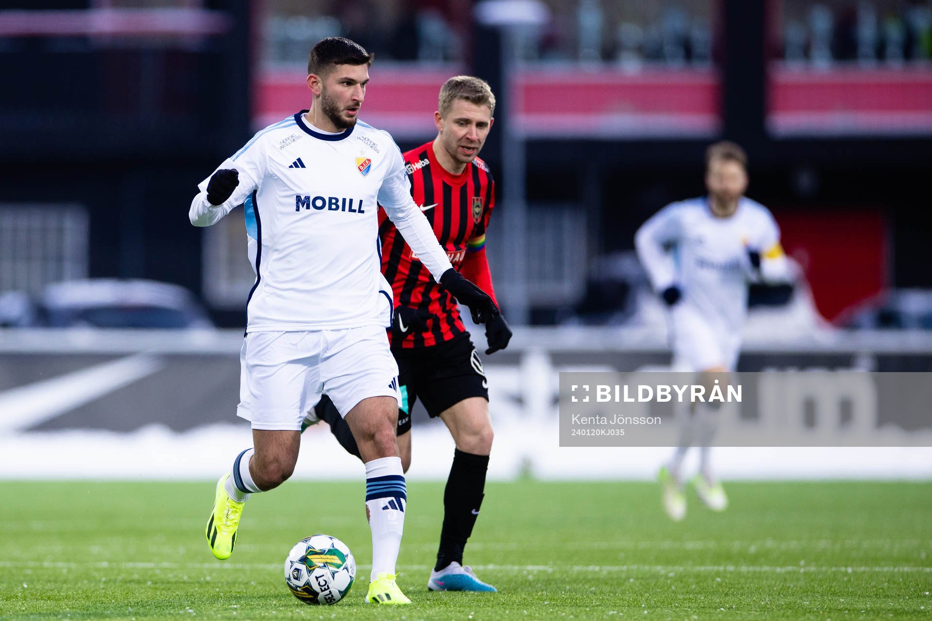 Djurgårdens Besard Sabovic och Brommapojkarnas Ludvig Fritzson under en träningsmatch i fotboll mellan Brommapojkarna och Djurgården den 20 januari 2024 i Stockholm.