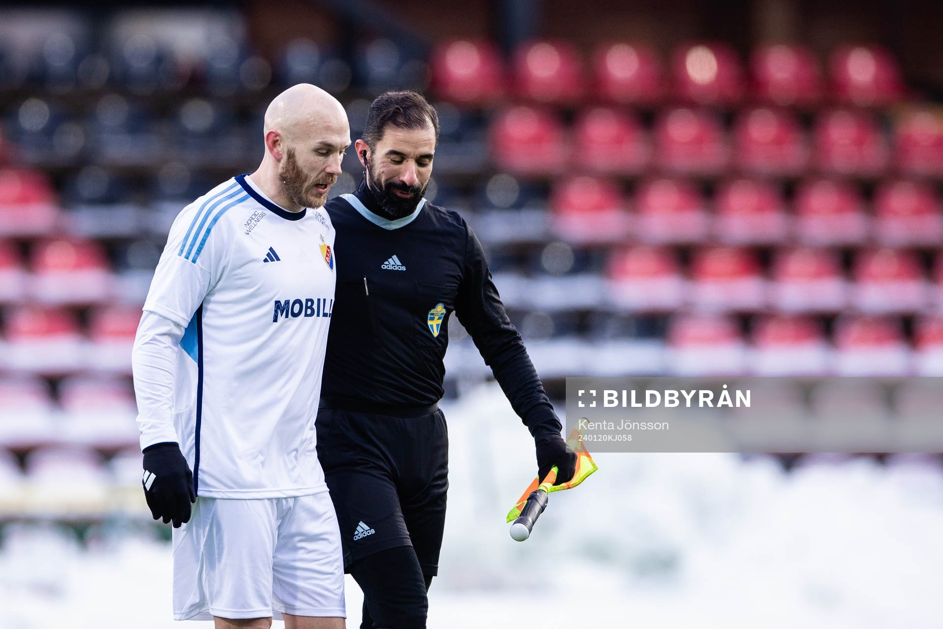 Djurgårdens Magnus Eriksson och assisterande domare Danha