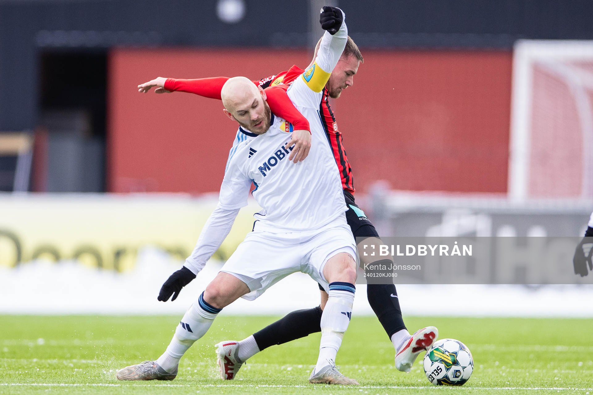 Djurgårdens Magnus Eriksson och Brommapojkarnas Rasmus Örqvist under en träningsmatch i fotboll mellan Brommapojkarna och Djurgården den 20 januari 2024 i Stockholm.