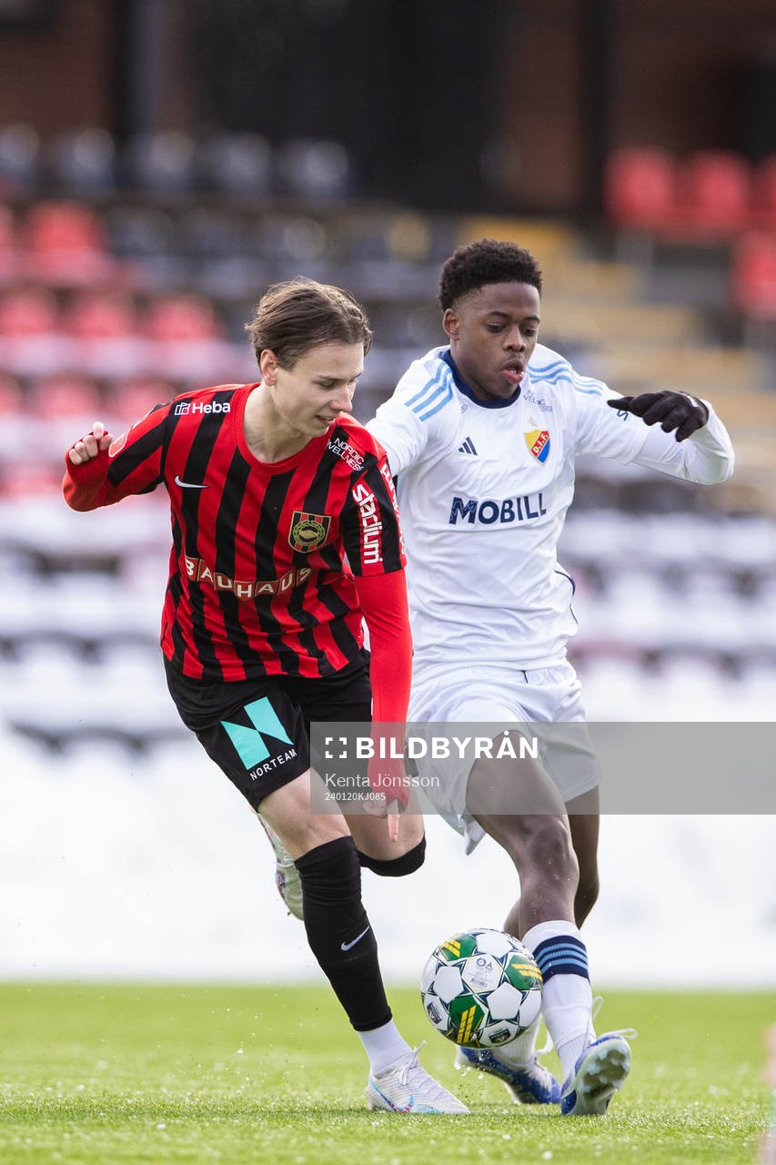 Brommapojkarnas Alex Timossi Andersson och Djurgårdens Alieu Atlee Manneh under en träningsmatch i fotboll mellan Brommapojkarna och Djurgården den 20 januari 2024 i Stockholm.