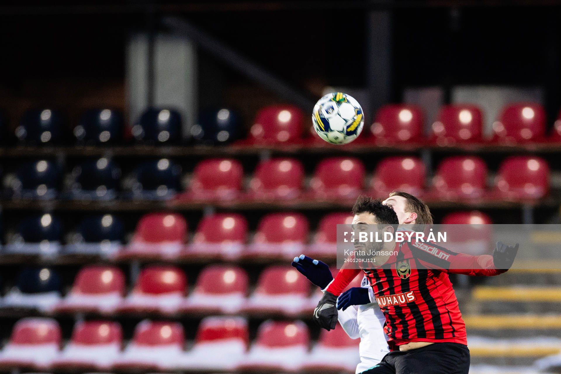 Brommapojkarnas André Calisir och Djurgårdens Noel Milleskog under en träningsmatch i fotboll mellan Brommapojkarna och Djurgården den 20 januari 2024 i Stockholm.