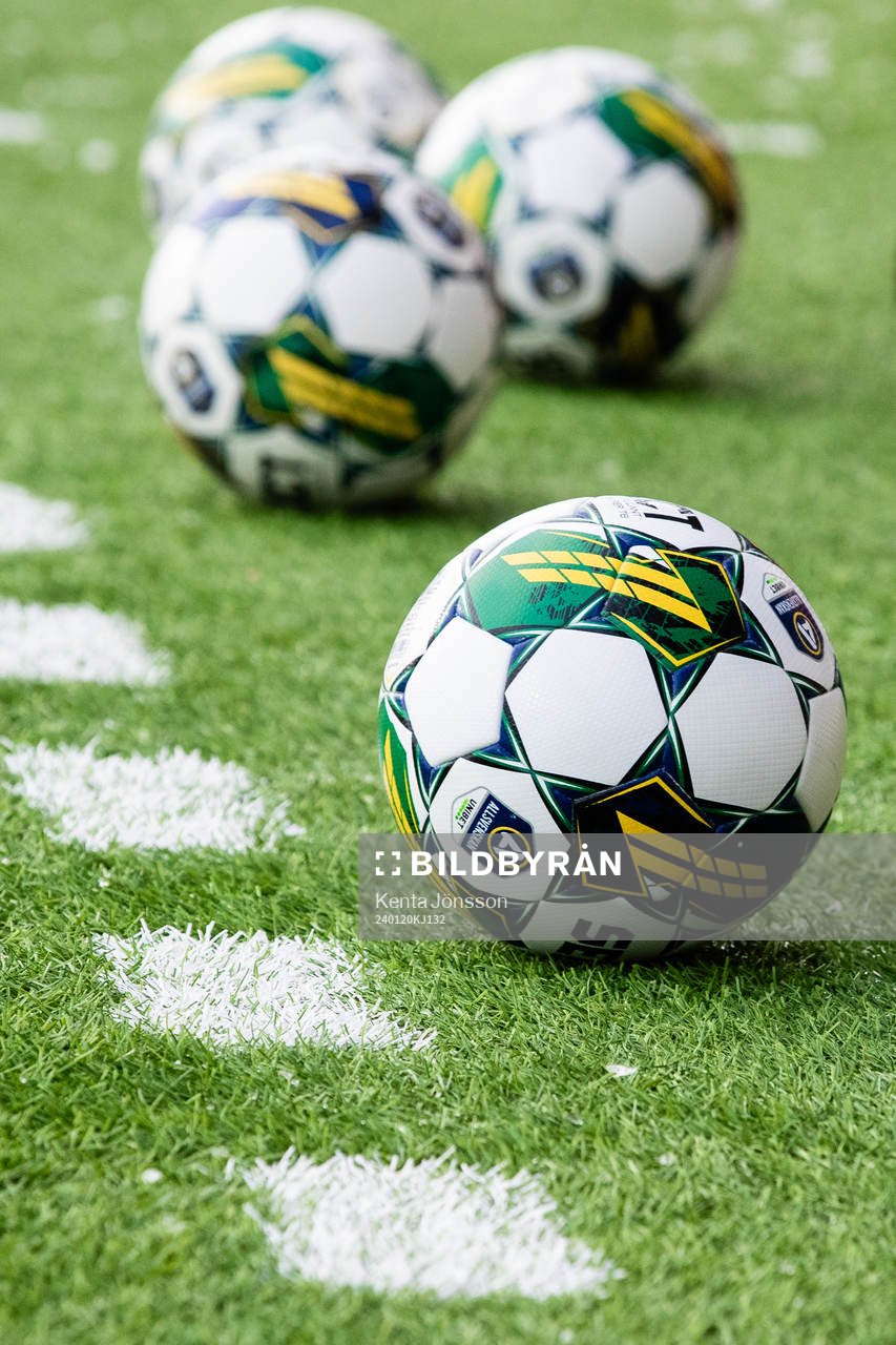 Fotbollar på konstgräs inför en träningsmatch i fotboll mellan Brommapojkarna och Djurgården den 20 januari 2024 i Stockholm. 