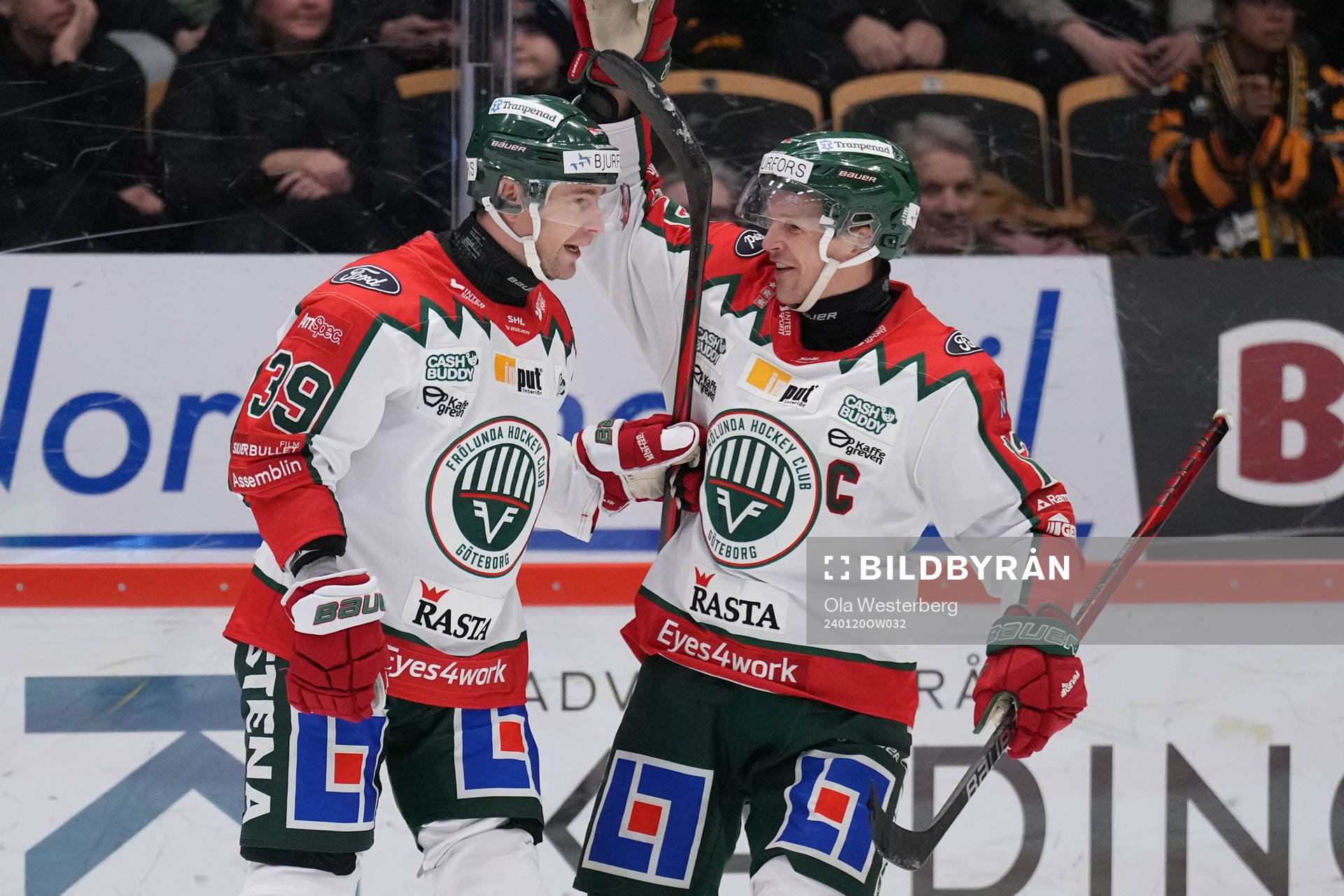 Frölundas Mikael Ruohomaa och Max Friberg jublar