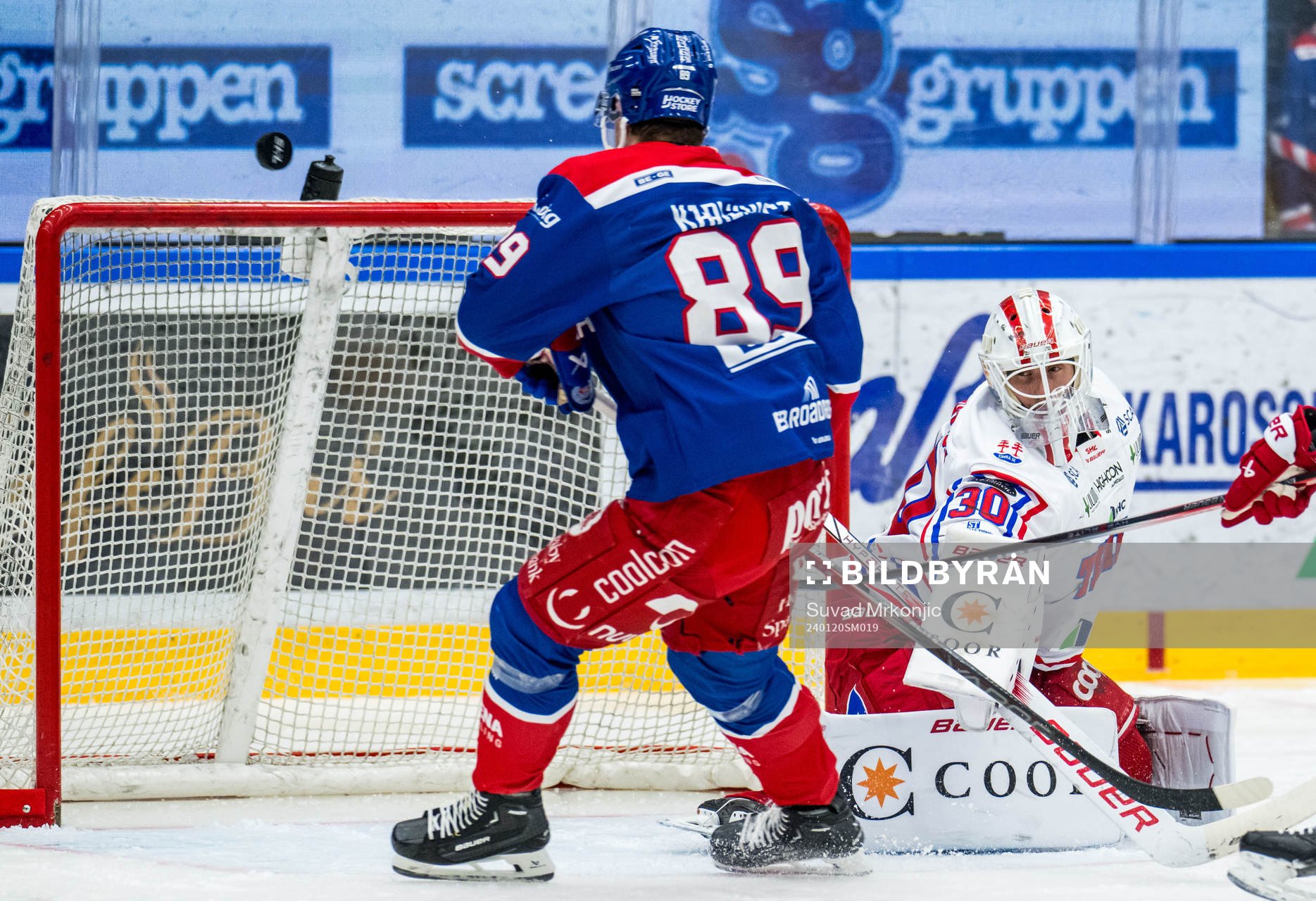 Oskarshamns Patrik Karlkvist och Timrås målvakt Jacob