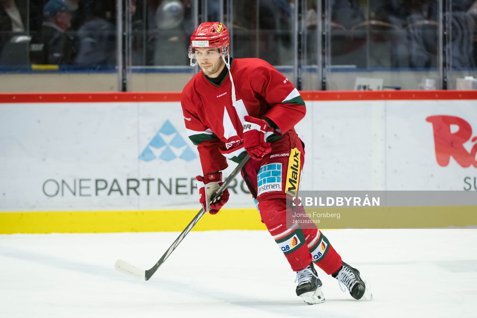 MoDos Sam Vigneault innan ishockeymatchen i SHL mellan MoDo