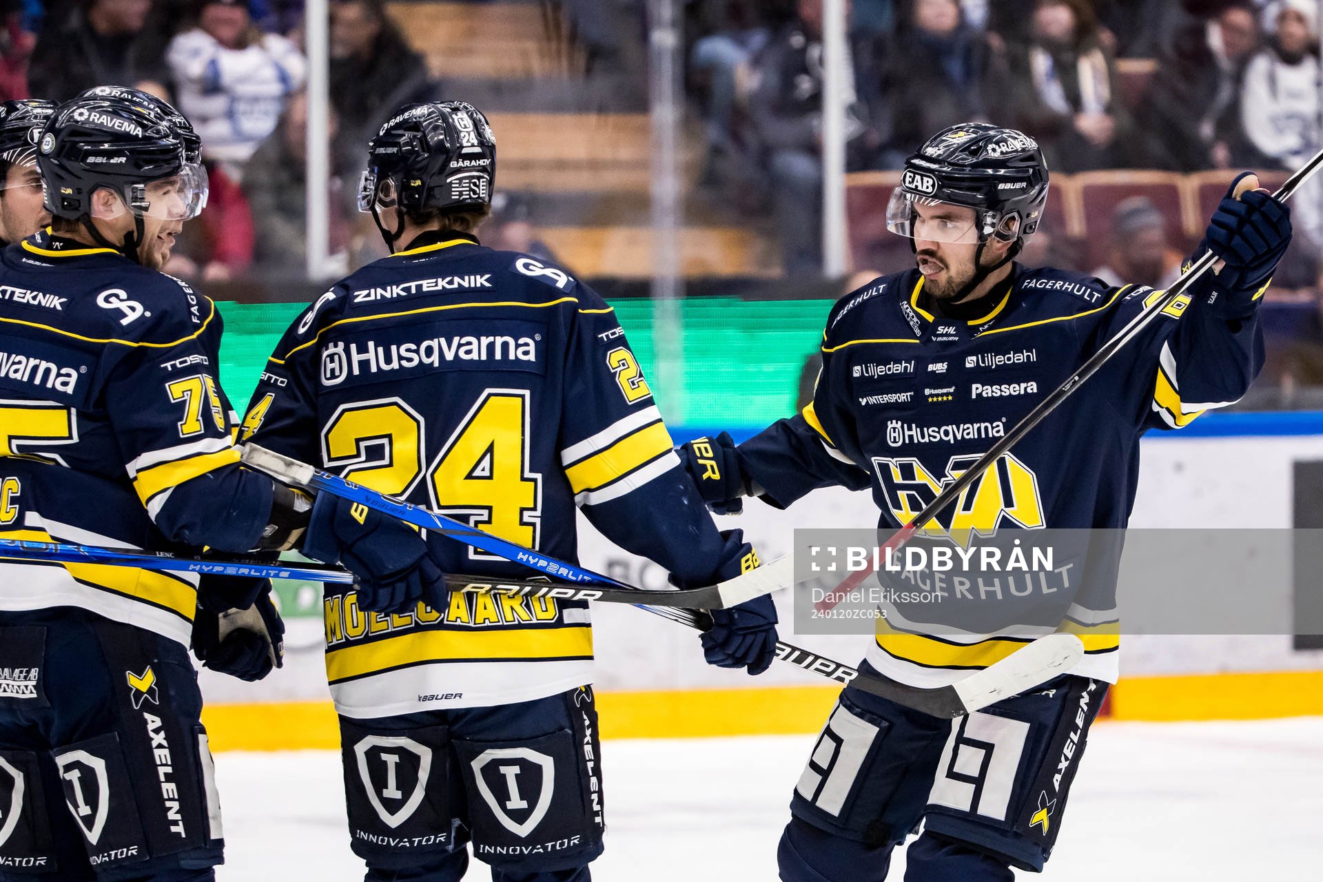 HV71s Oliwer Kaski jublar