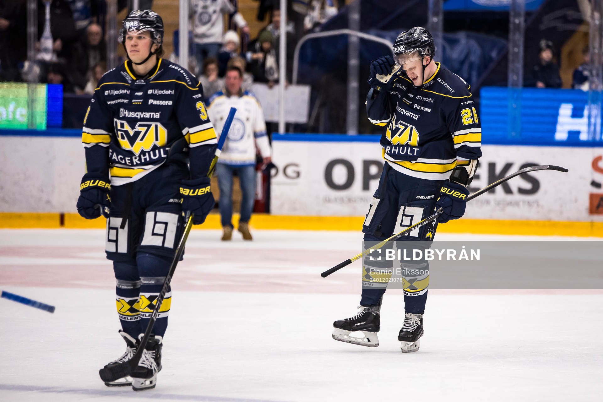 HV71s Tommi Tikka delar