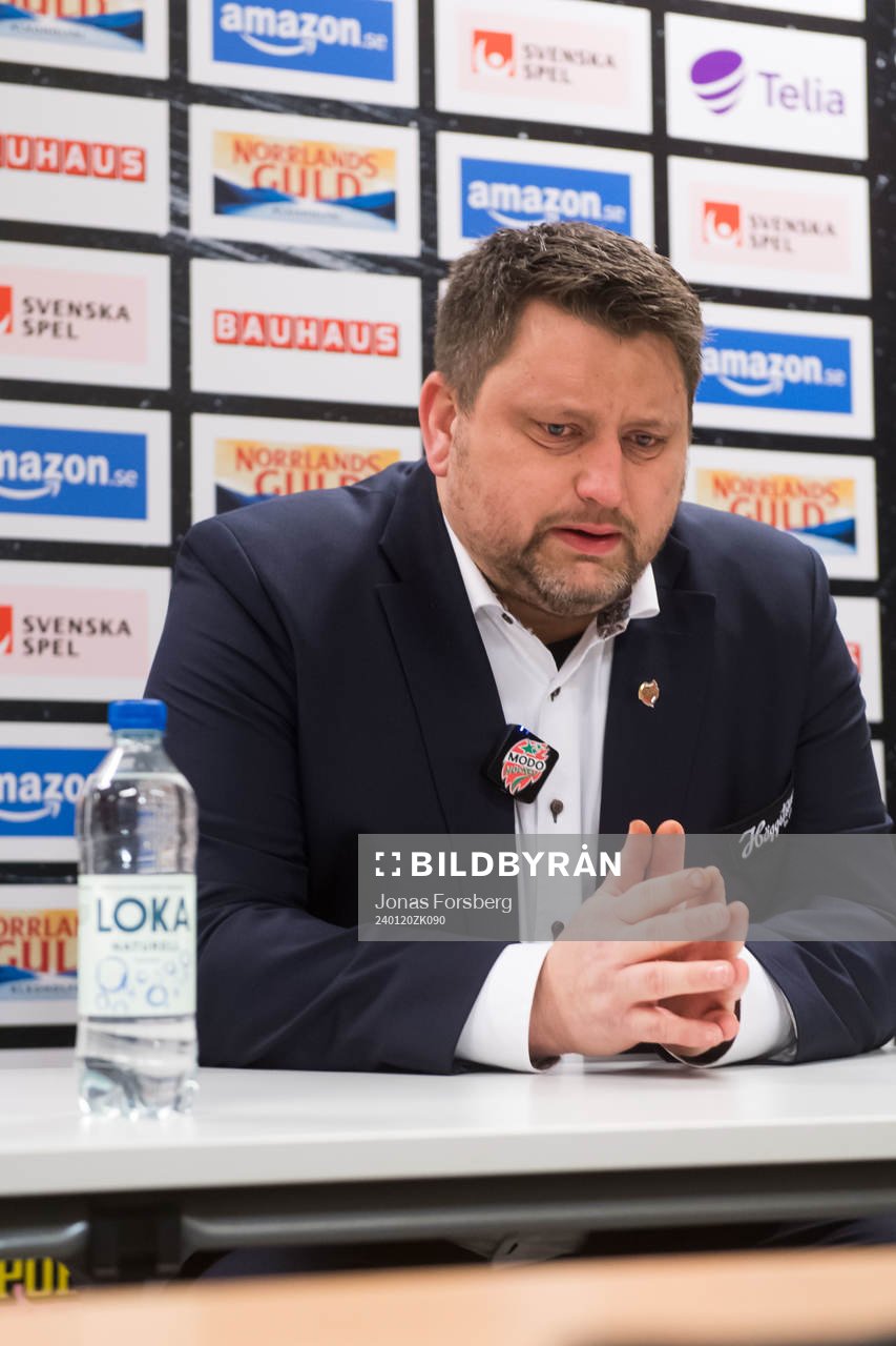 MoDos tränare Mattias Karlin på presskonferensen