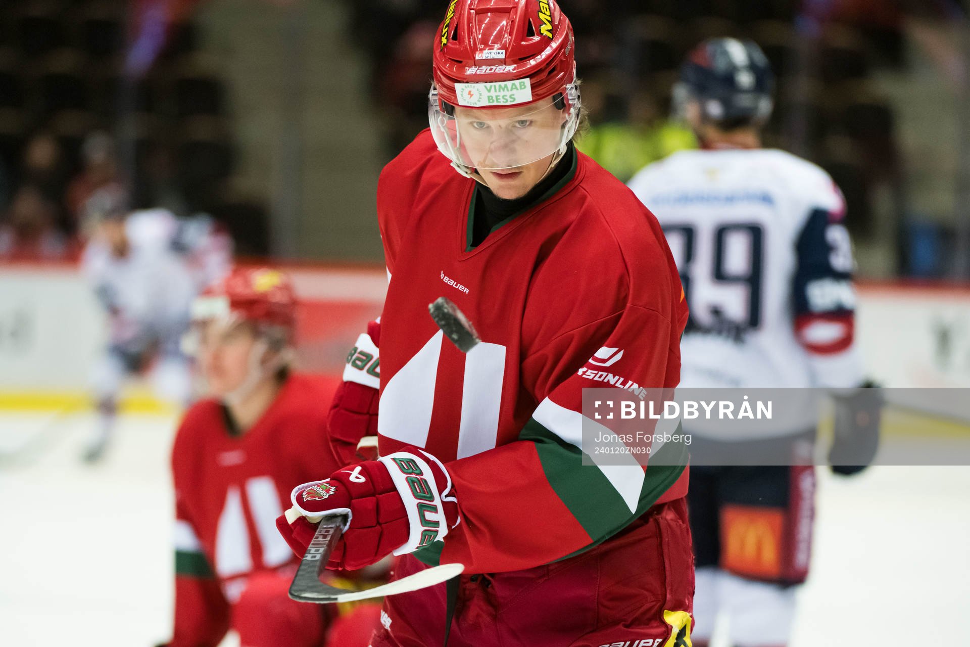 MoDos Erik Karlsson innan ishockeymatchen i SHL mellan MoDo