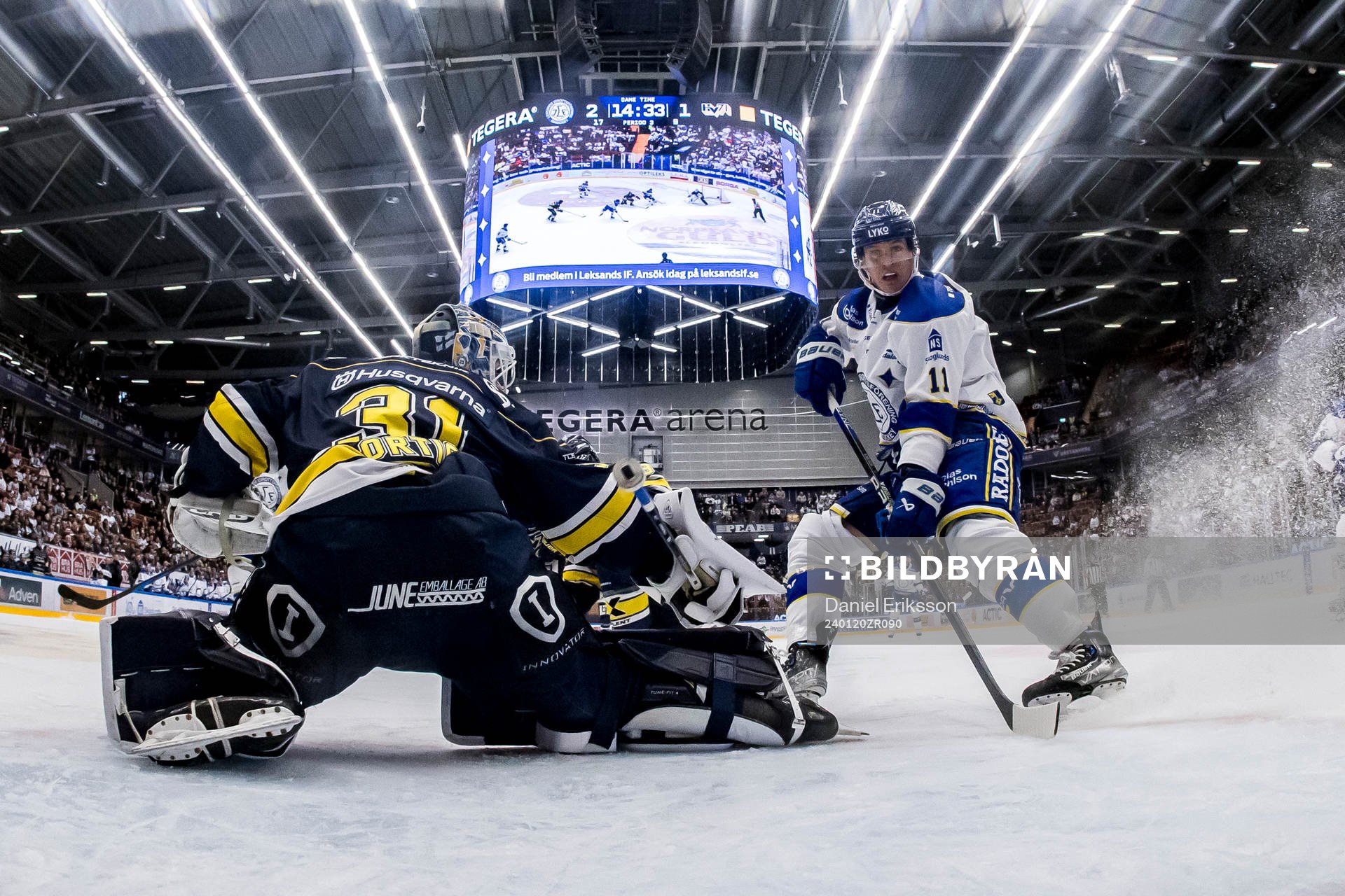 Leksands Martin Karlsson och HV71s målvakt Joni Ortio