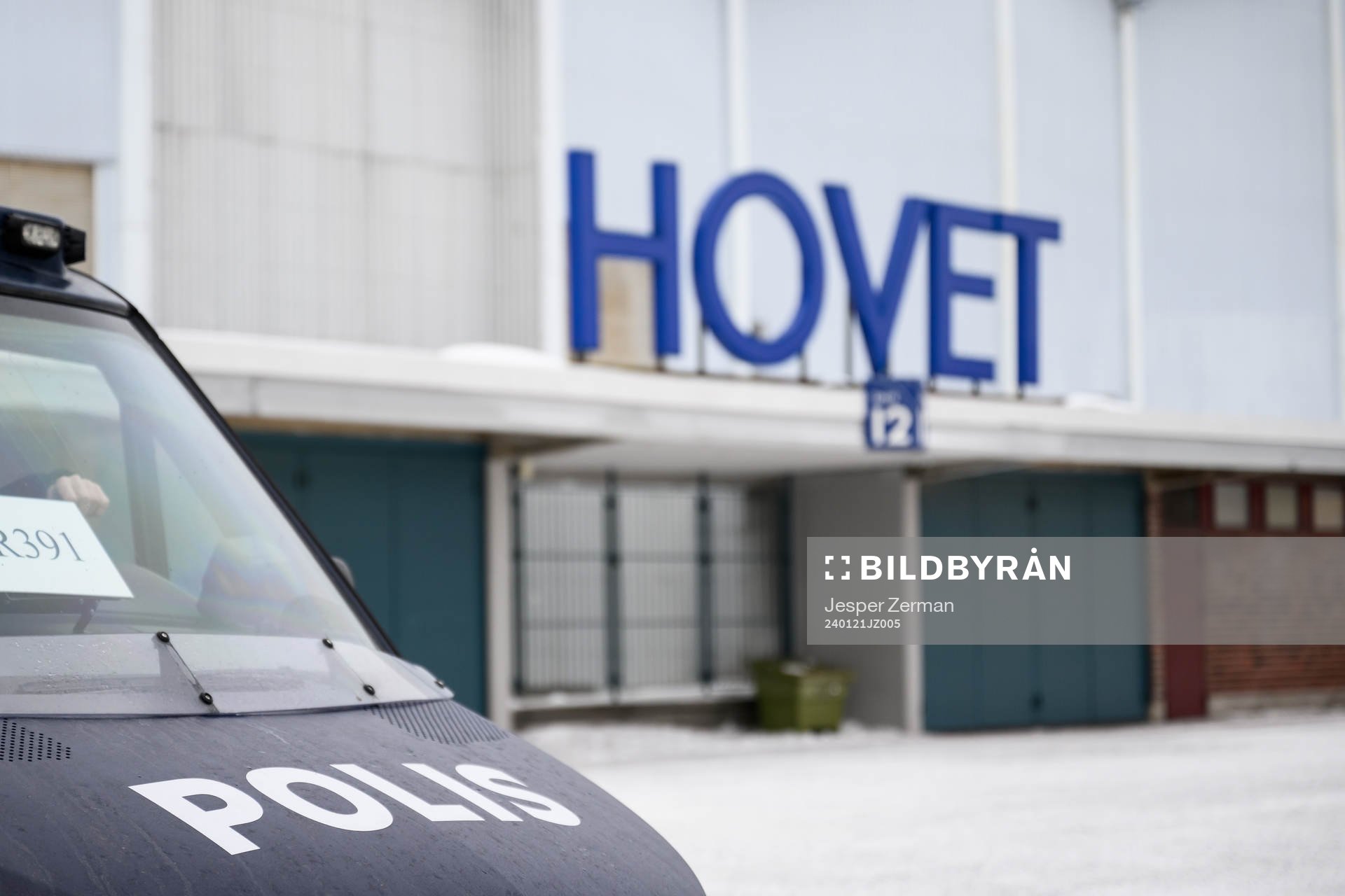 En polisbil utanför Hovet