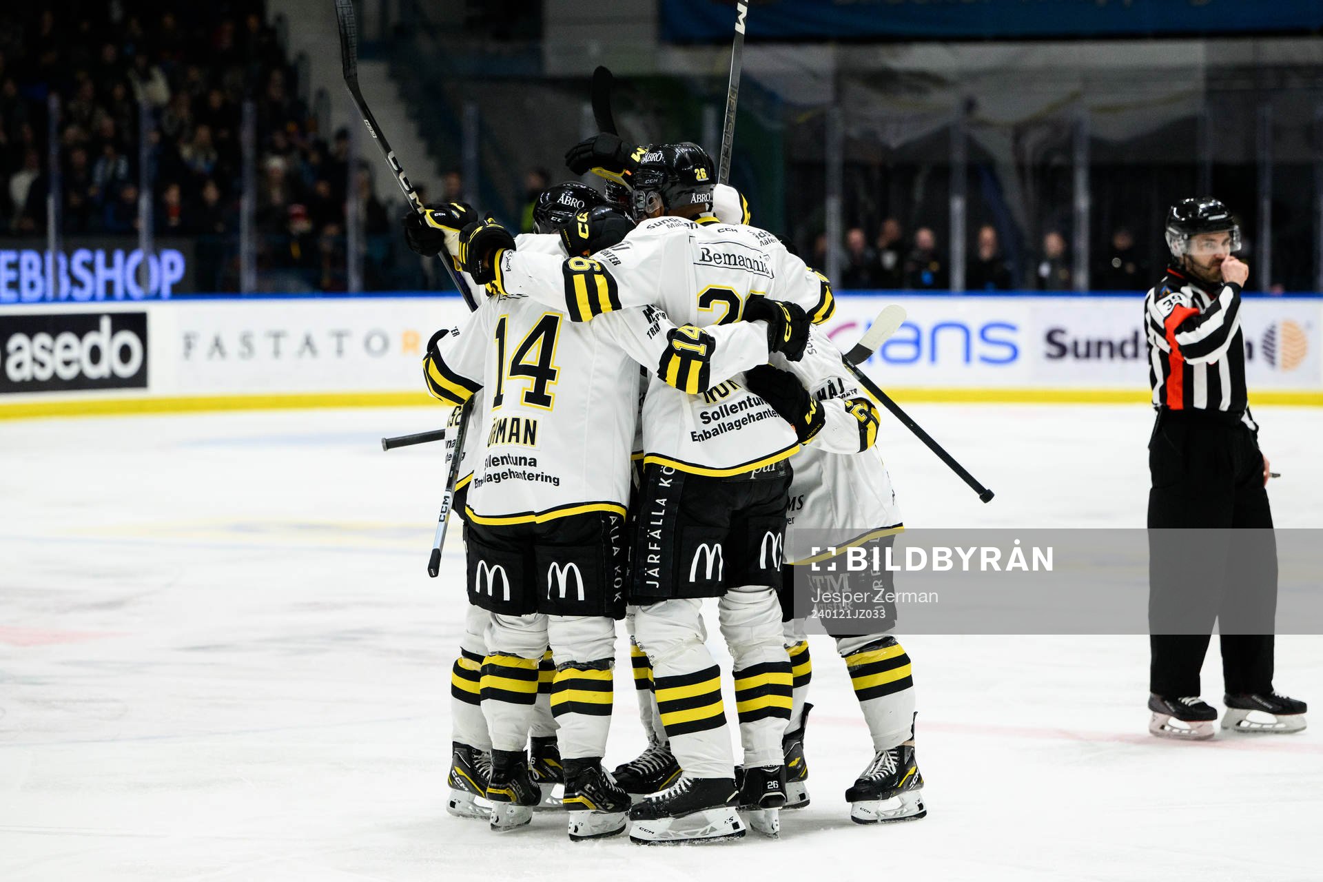 AIKs spelare jublar med Zion Nybeck