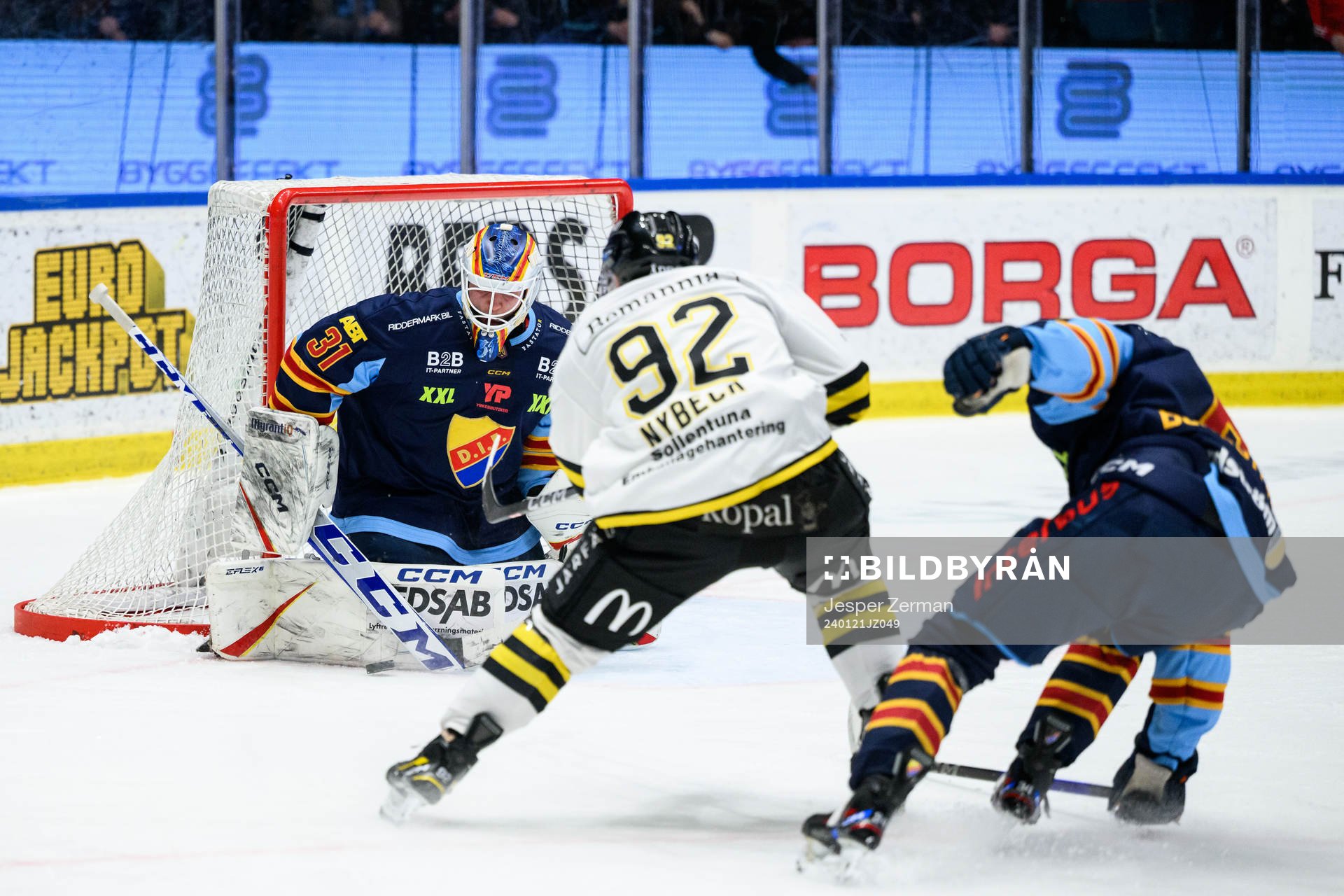 Djurgårdens målvakt Viktor Andrén mot AIKs Zion Nybeck