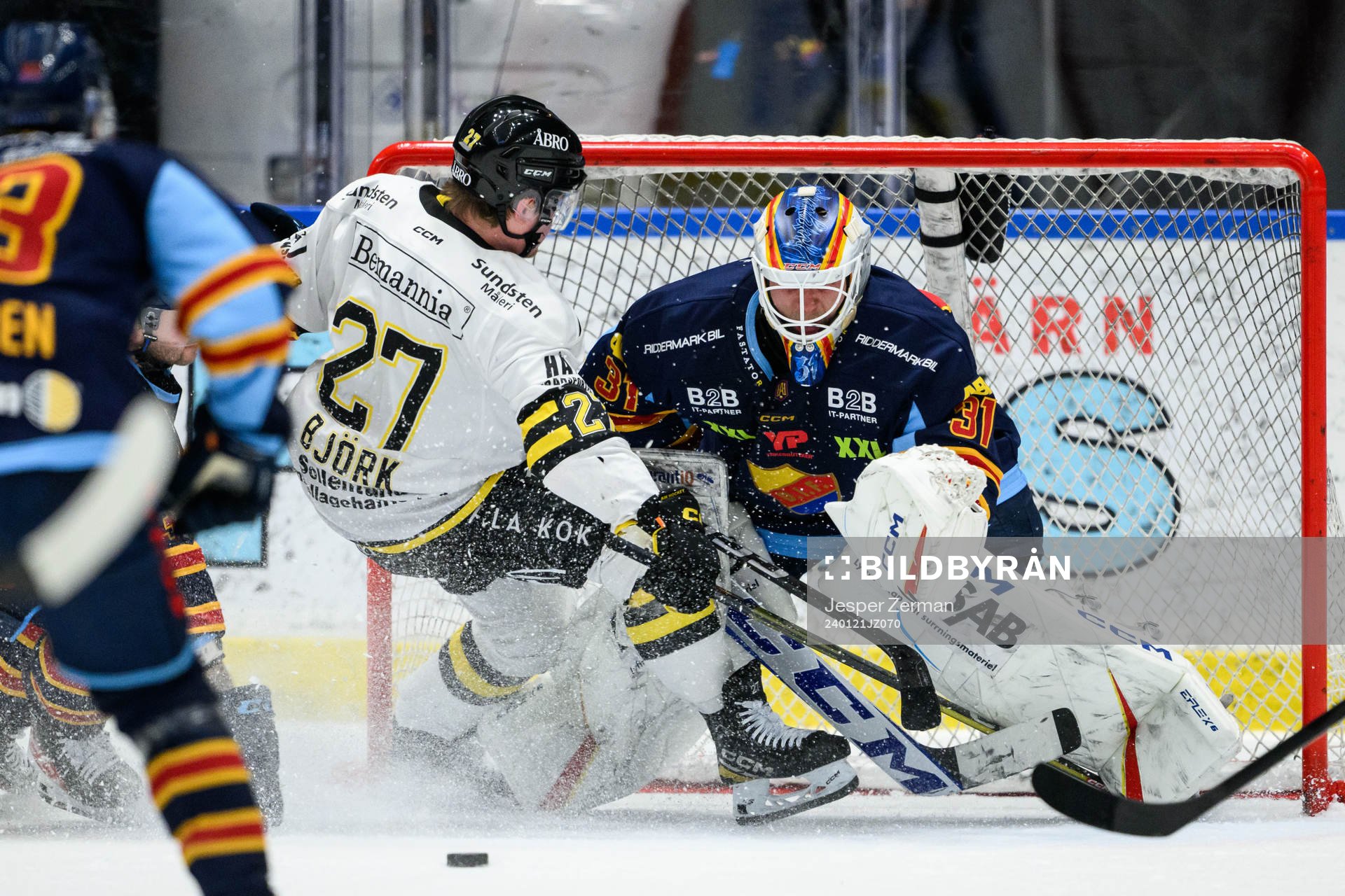AIKs Christoffer Björk kolliderar med  Djurgårdens