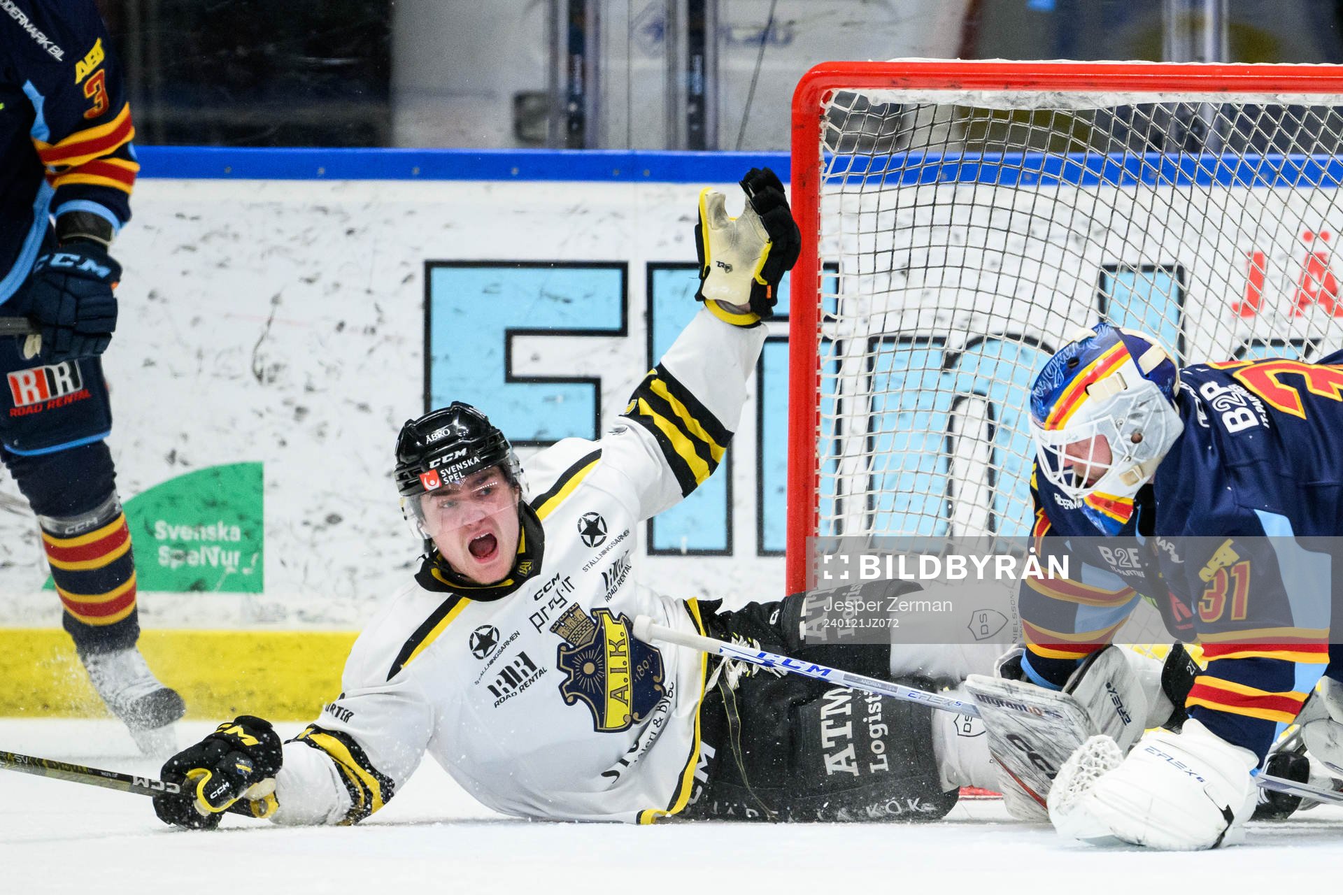 AIKs Christoffer Björk kolliderar med  Djurgårdens