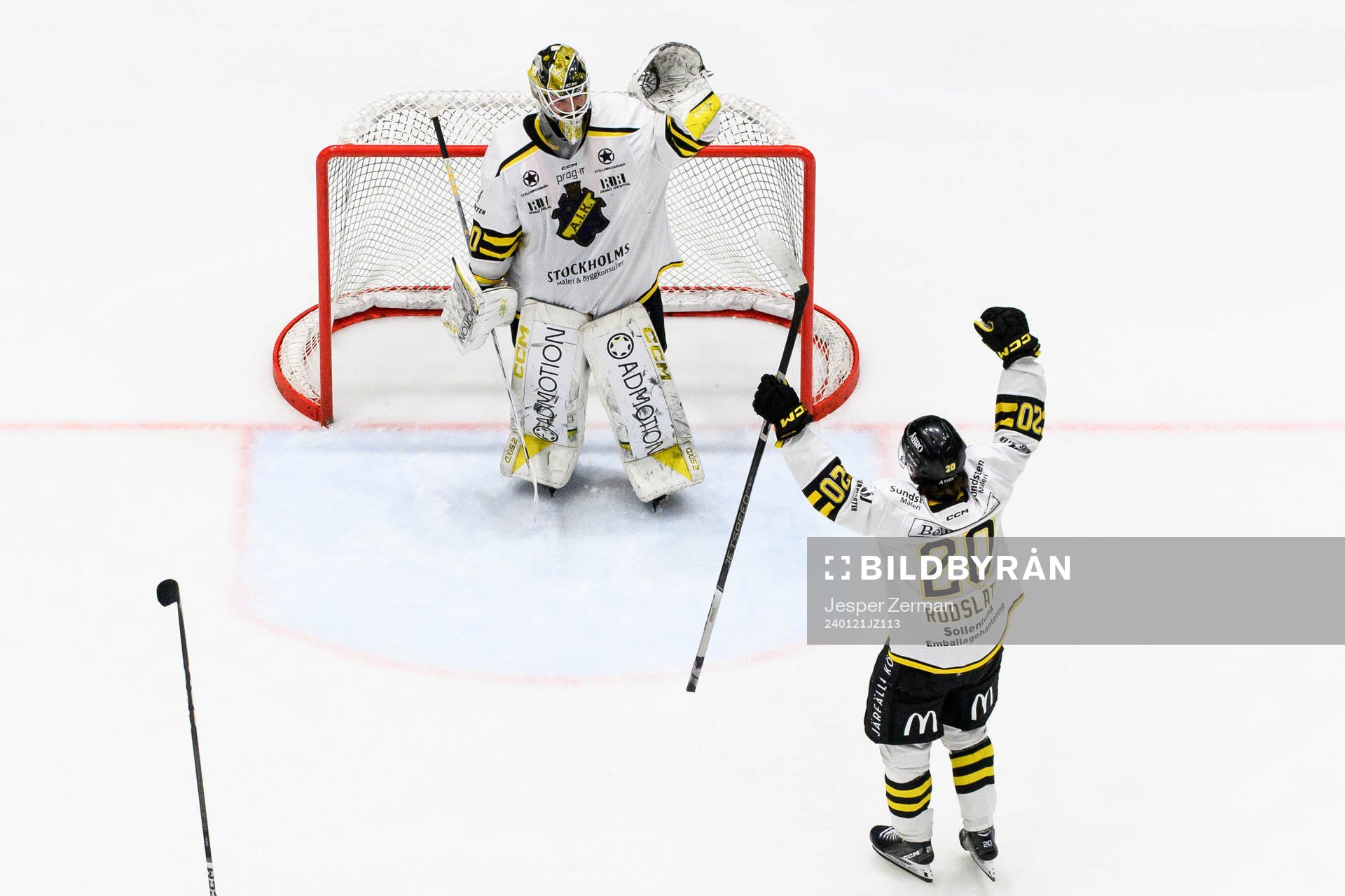 AIKs målvakt Tobias Normann och Rasmus Rudslätt jublar