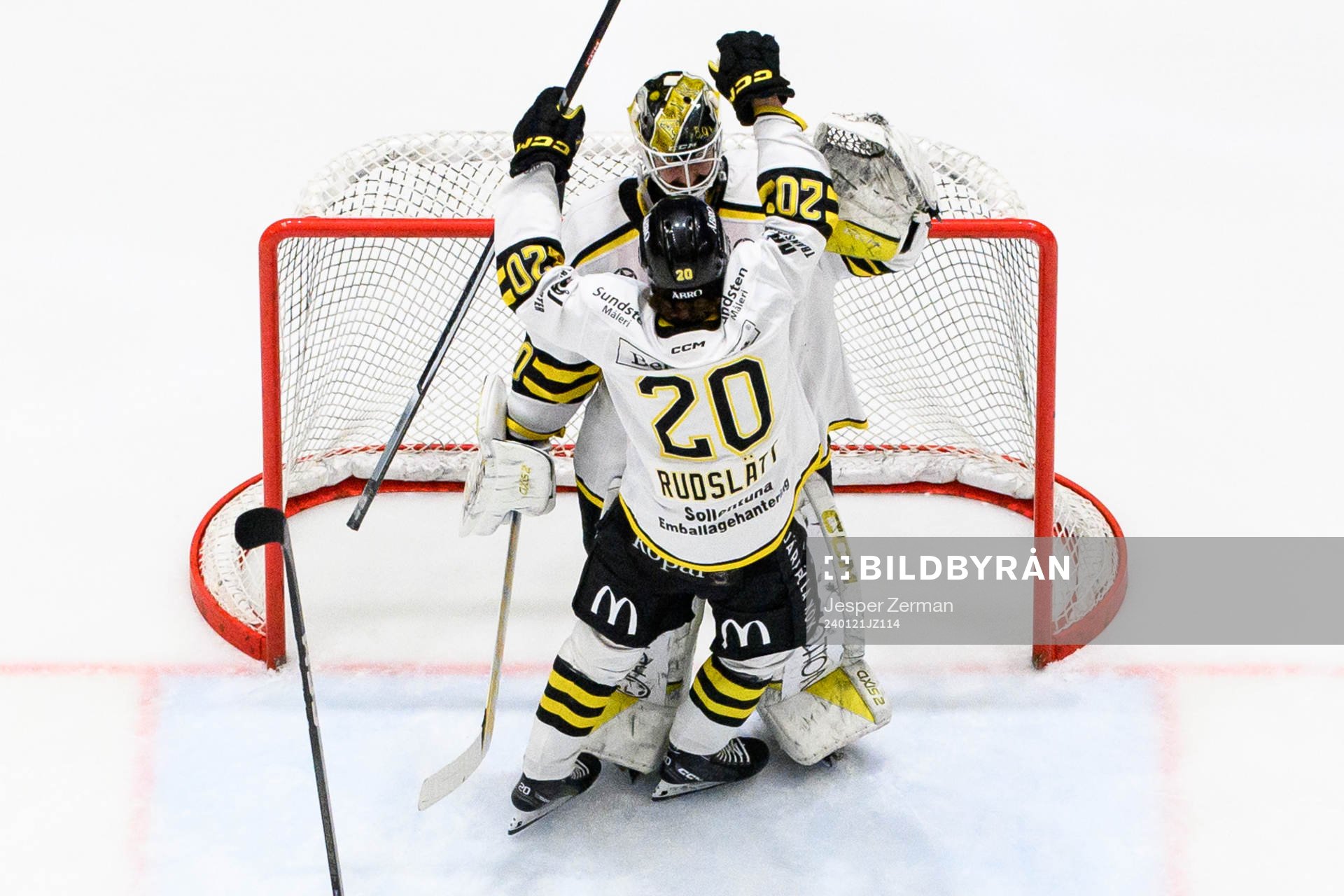 AIKs målvakt Tobias Normann och Rasmus Rudslätt jublar